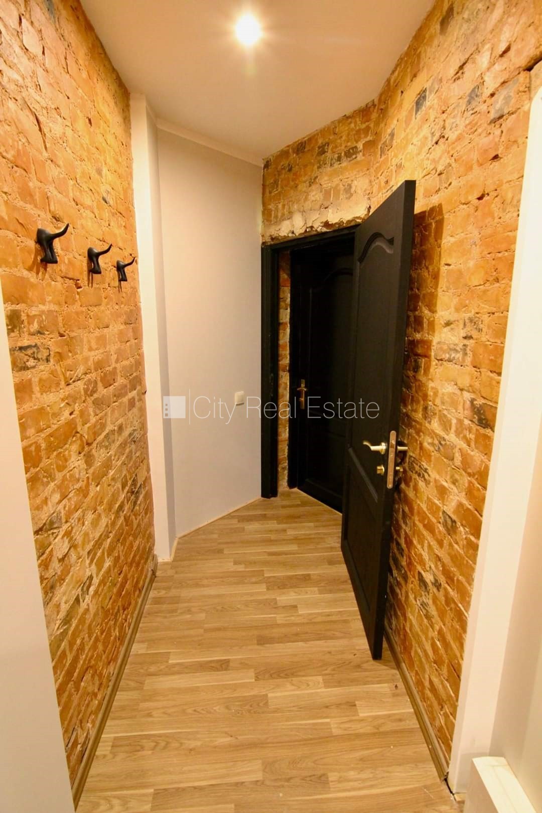 Sludinājumi. Pagalma ēka, renovēta māja, slēgts pagalms, ieeja no ielas, kāpņu telpa pēc kosmētiskā remonta, Cena: 280 EUR/mēn Foto #11