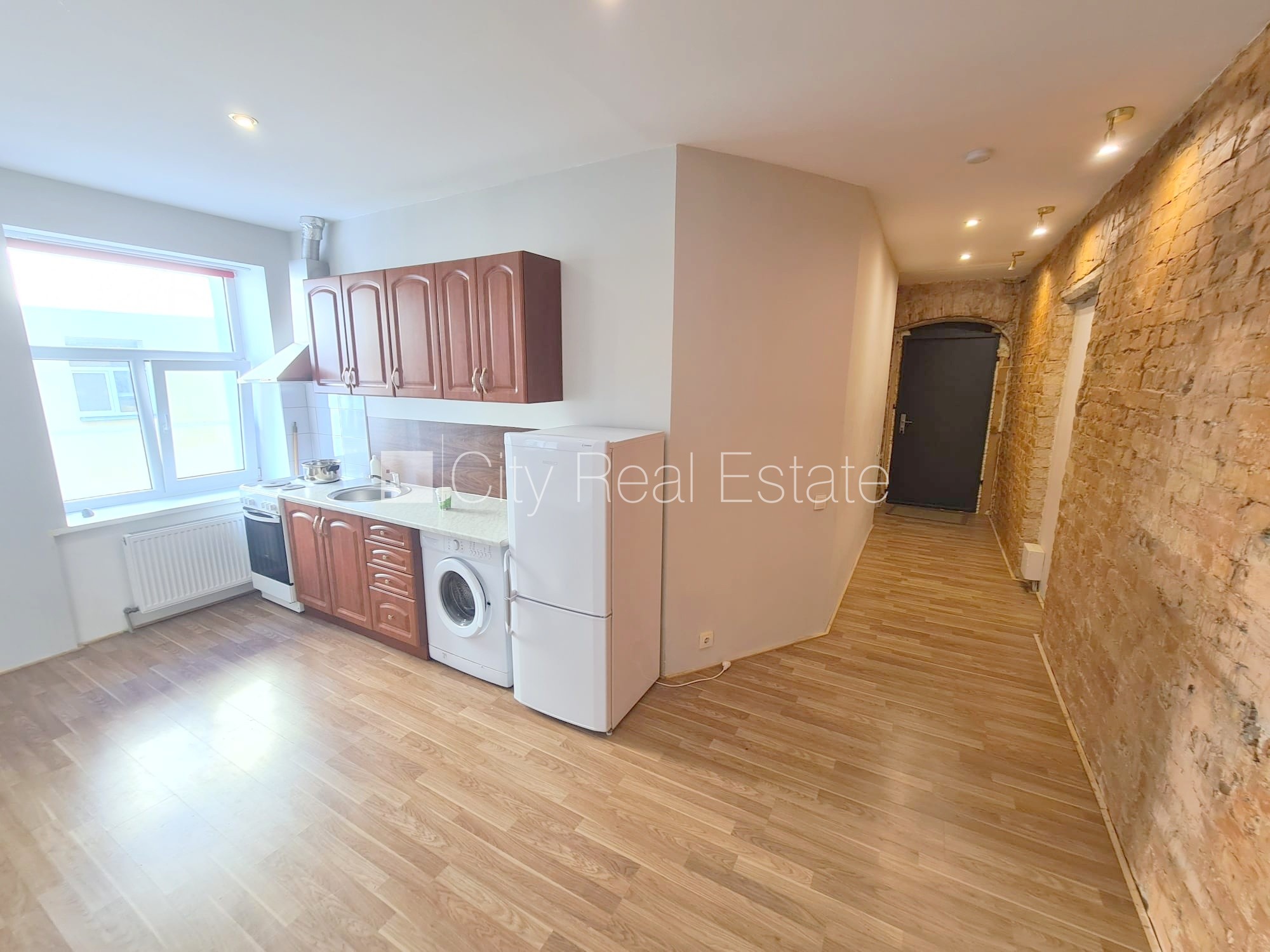 Sludinājumi. Pagalma ēka, renovēta māja, slēgts pagalms, ieeja no ielas, kāpņu telpa pēc kosmētiskā remonta, Cena: 280 EUR/mēn Foto #14