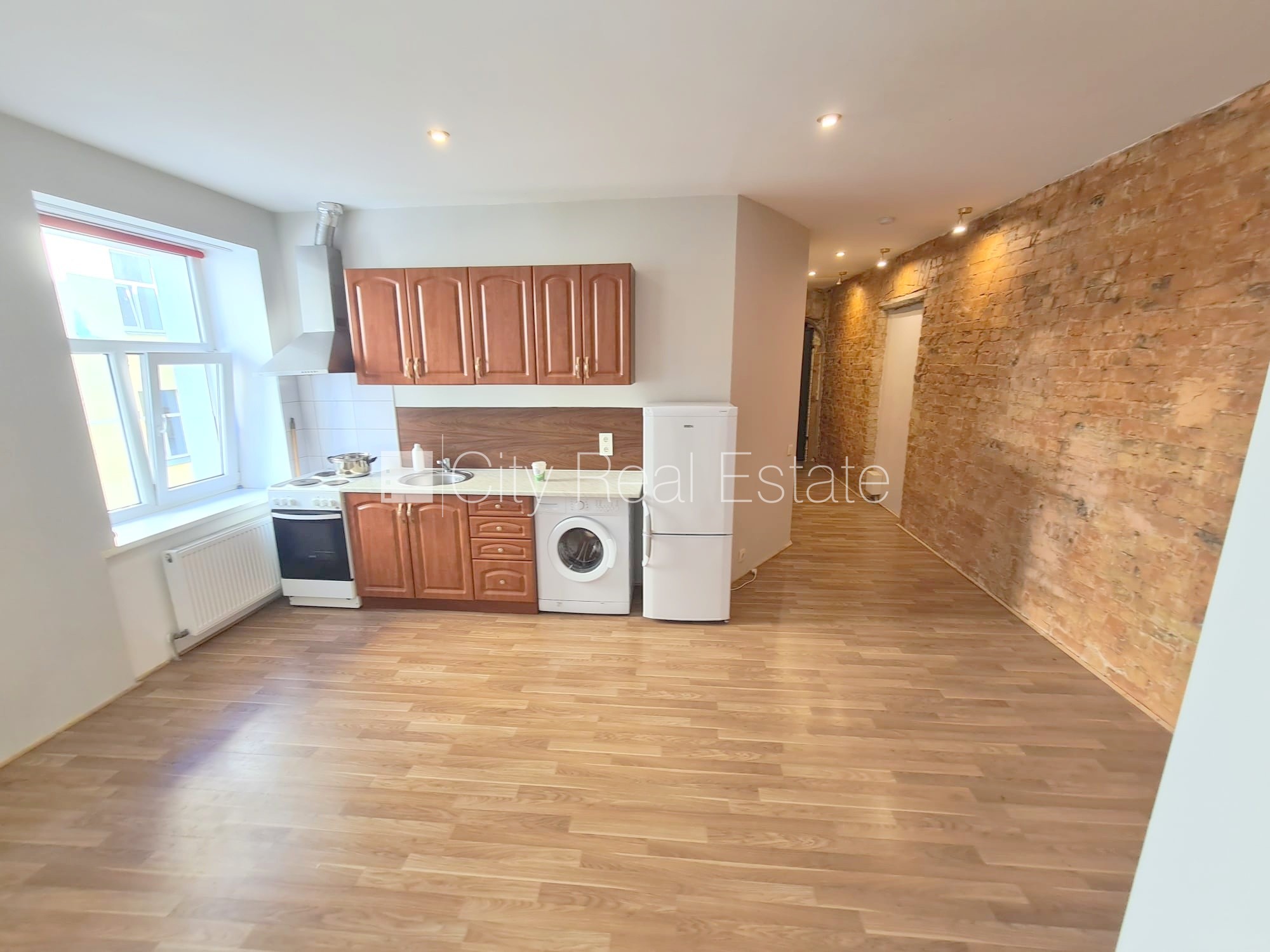 Sludinājumi. Pagalma ēka, renovēta māja, slēgts pagalms, ieeja no ielas, kāpņu telpa pēc kosmētiskā remonta, Cena: 280 EUR/mēn Foto #4