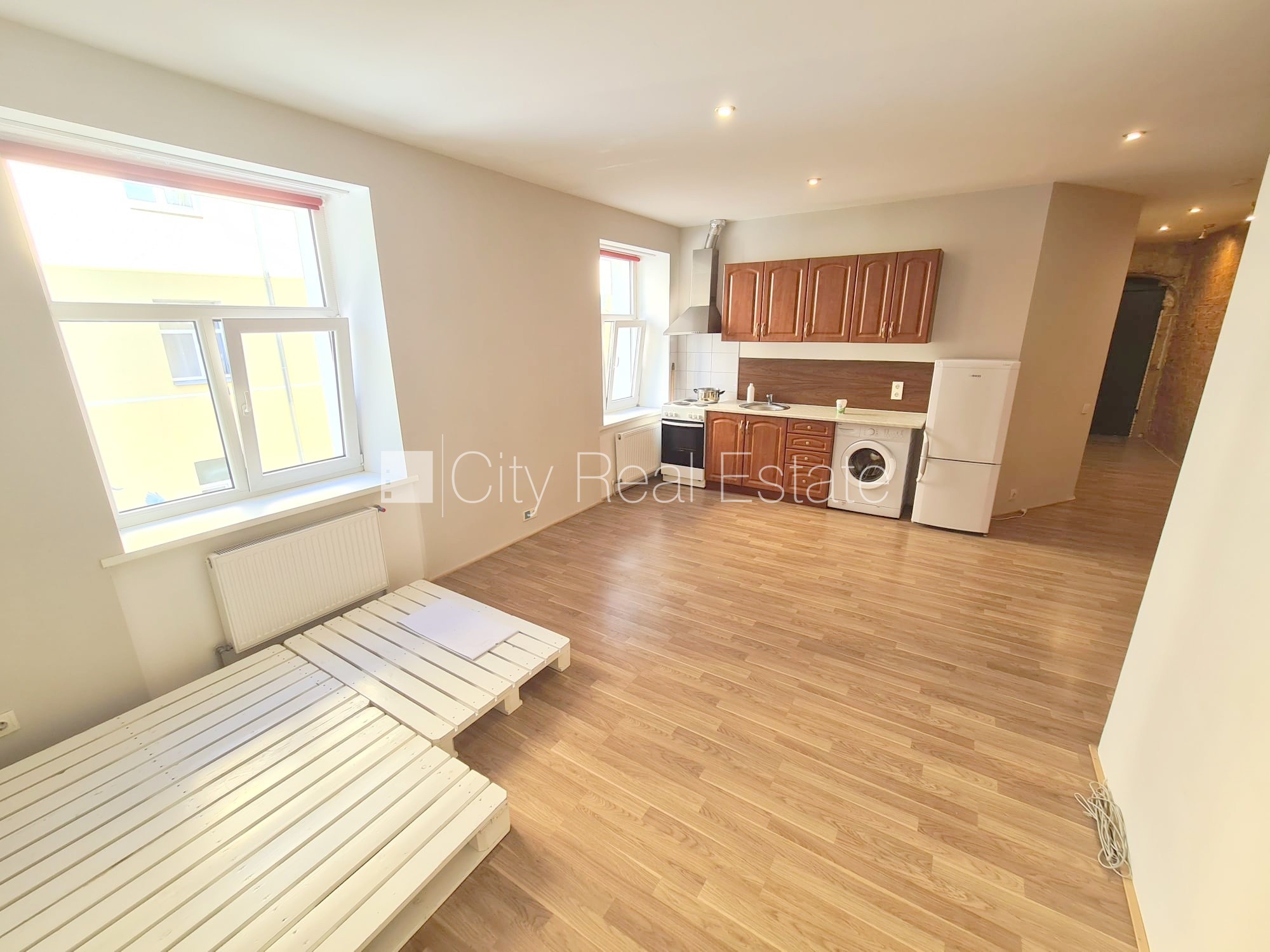 Sludinājumi. Pagalma ēka, renovēta māja, slēgts pagalms, ieeja no ielas, kāpņu telpa pēc kosmētiskā remonta, Cena: 280 EUR/mēn Foto #5