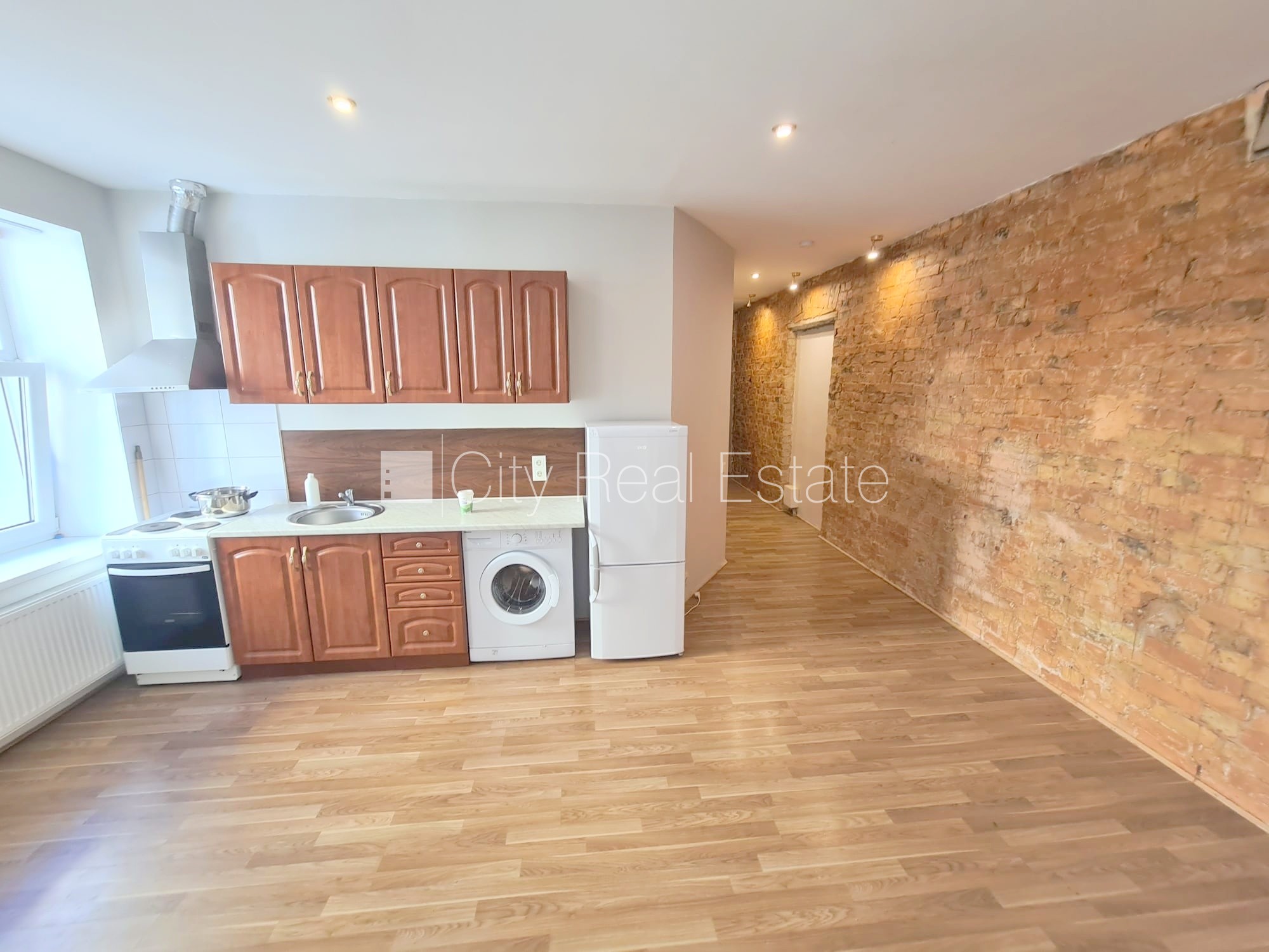 Sludinājumi. Pagalma ēka, renovēta māja, slēgts pagalms, ieeja no ielas, kāpņu telpa pēc kosmētiskā remonta, Cena: 280 EUR/mēn Foto #15