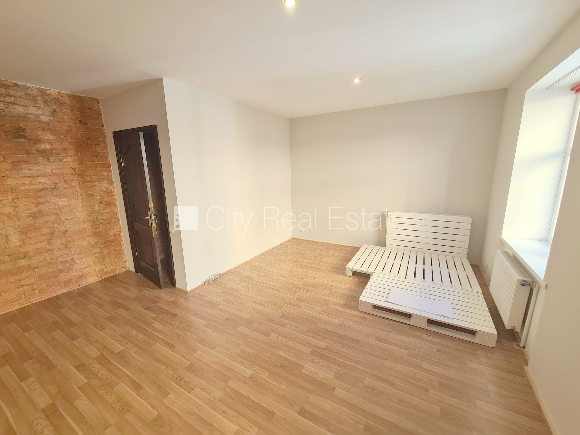 Sludinājumi. Pagalma ēka, renovēta māja, slēgts pagalms, ieeja no ielas, kāpņu telpa pēc kosmētiskā remonta, Cena: 280 EUR/mēn Foto #7