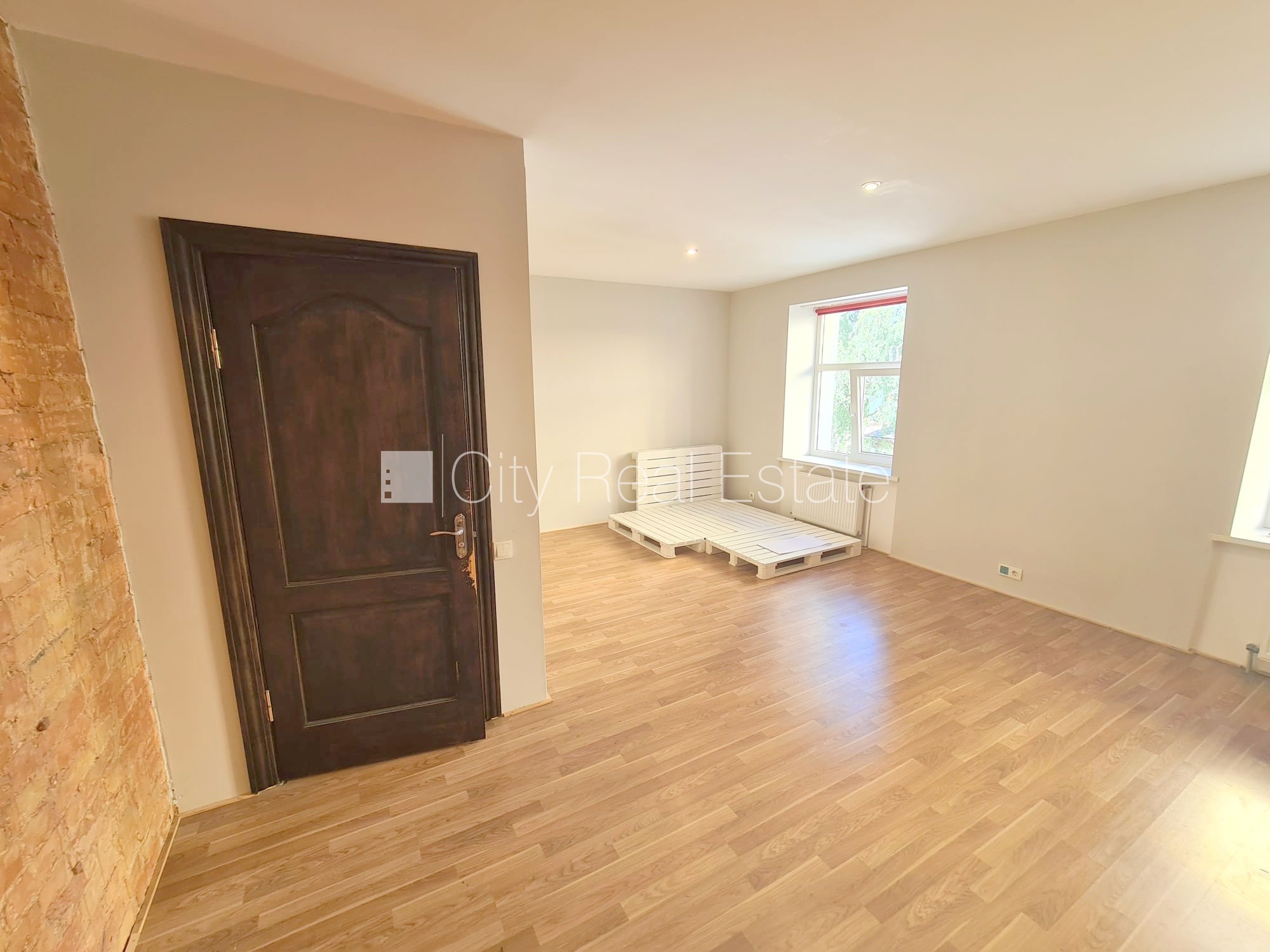 Sludinājumi. Pagalma ēka, renovēta māja, slēgts pagalms, ieeja no ielas, kāpņu telpa pēc kosmētiskā remonta, Cena: 280 EUR/mēn Foto #8