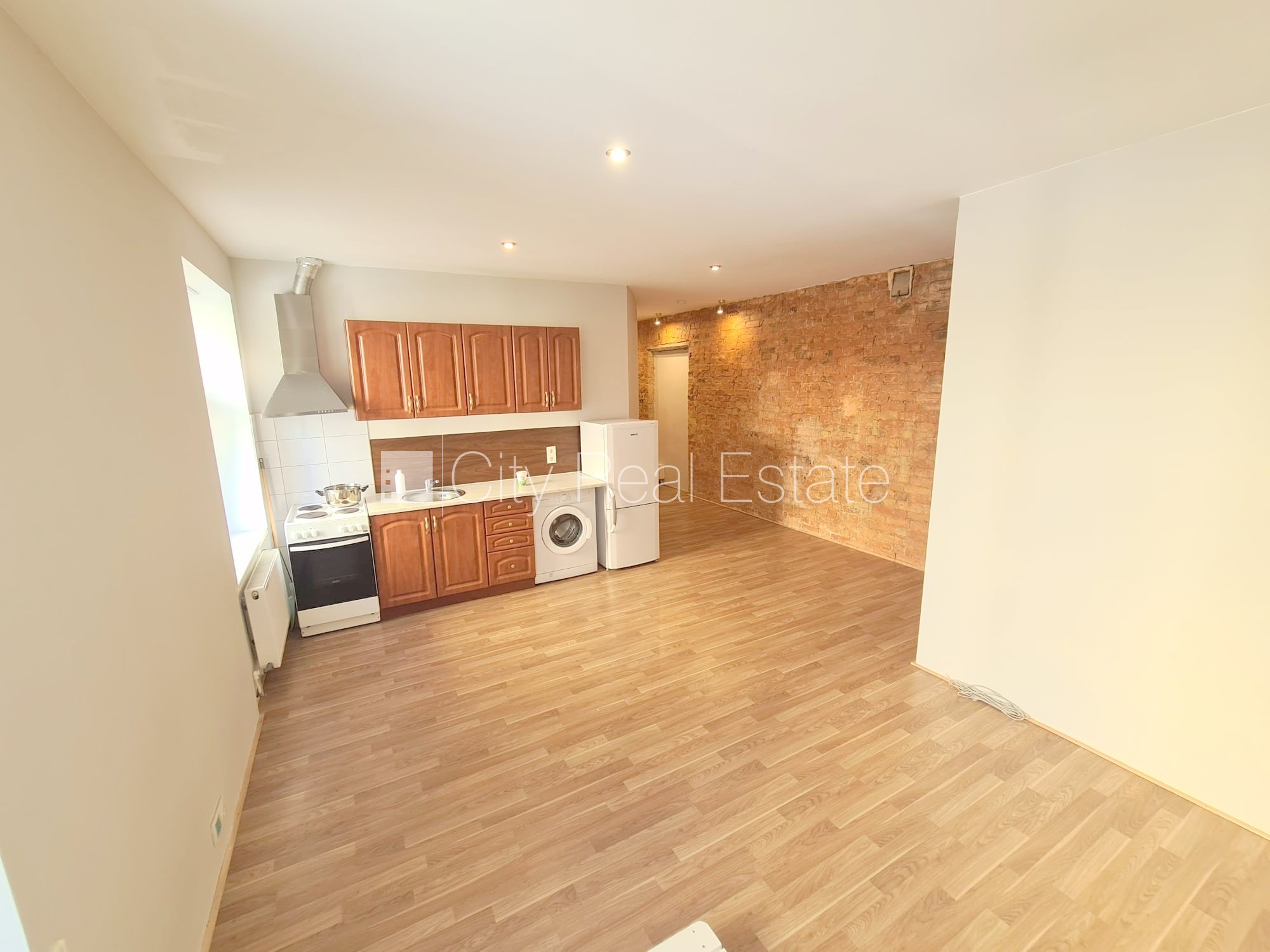 Sludinājumi. Pagalma ēka, renovēta māja, slēgts pagalms, ieeja no ielas, kāpņu telpa pēc kosmētiskā remonta, Cena: 280 EUR/mēn Foto #6