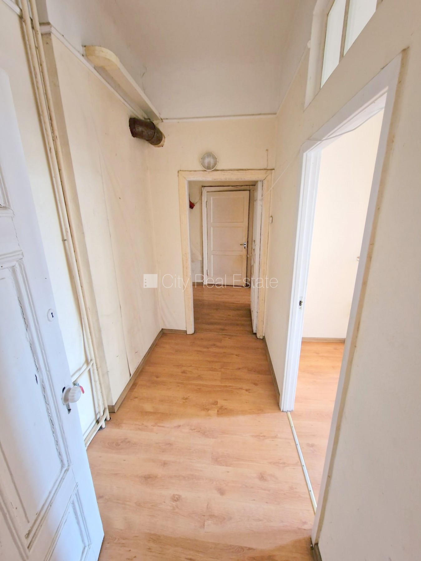 Sludinājumi. Fasādes māja, renovēta māja, vieta automašīnai, ieeja no ielas un pagalma, kāpņu telpa pēc Cena: 270 EUR/mēn Foto #10