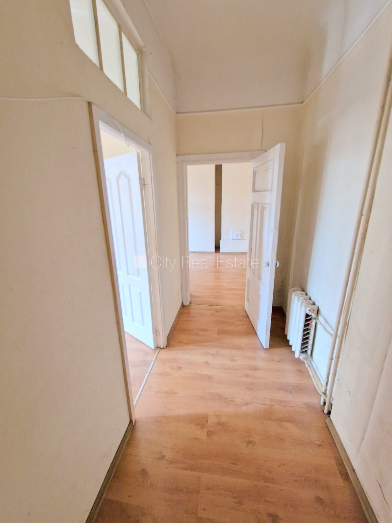 Sludinājumi. Fasādes māja, renovēta māja, vieta automašīnai, ieeja no ielas un pagalma, kāpņu telpa pēc Cena: 270 EUR/mēn Foto #5