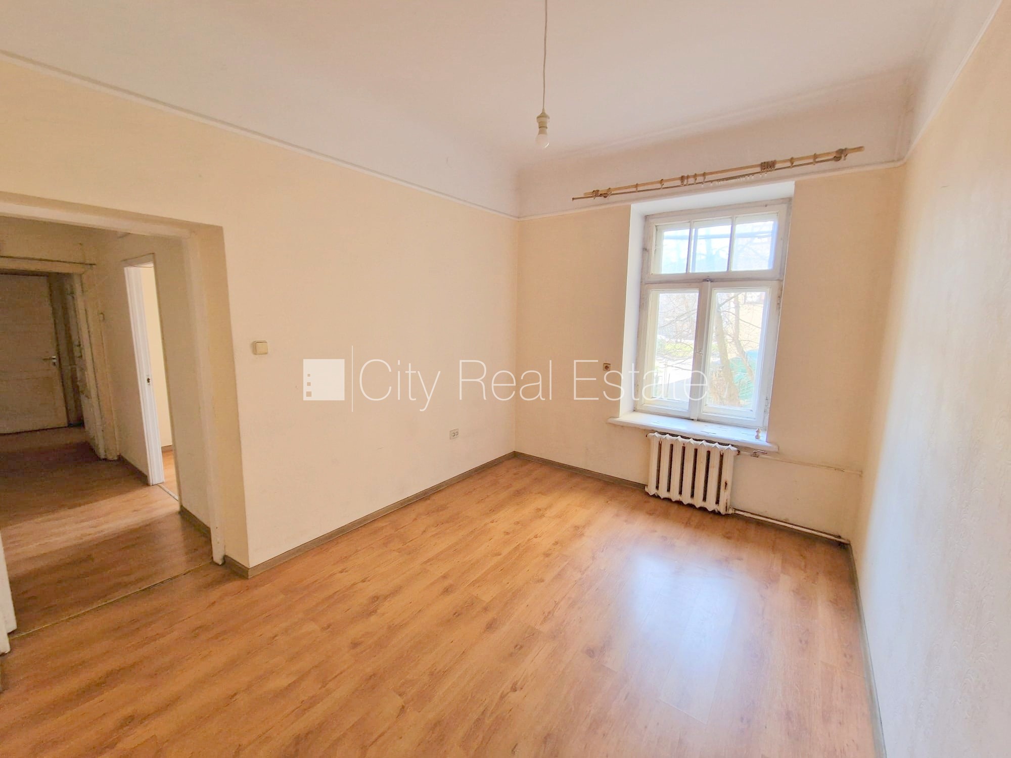 Sludinājumi. Fasādes māja, renovēta māja, vieta automašīnai, ieeja no ielas un pagalma, kāpņu telpa pēc Cena: 270 EUR/mēn Foto #6