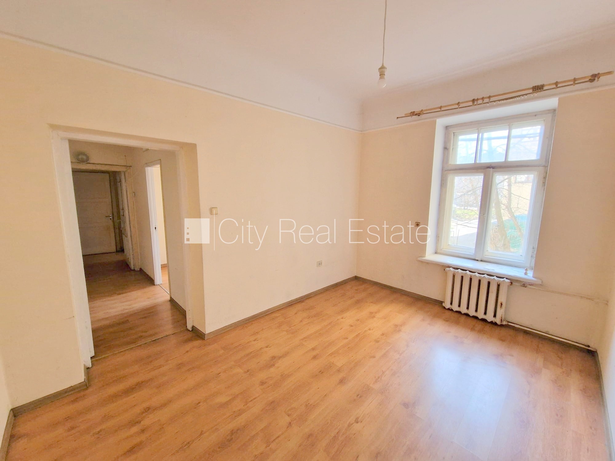 Sludinājumi. Fasādes māja, renovēta māja, vieta automašīnai, ieeja no ielas un pagalma, kāpņu telpa pēc Cena: 270 EUR/mēn Foto #7