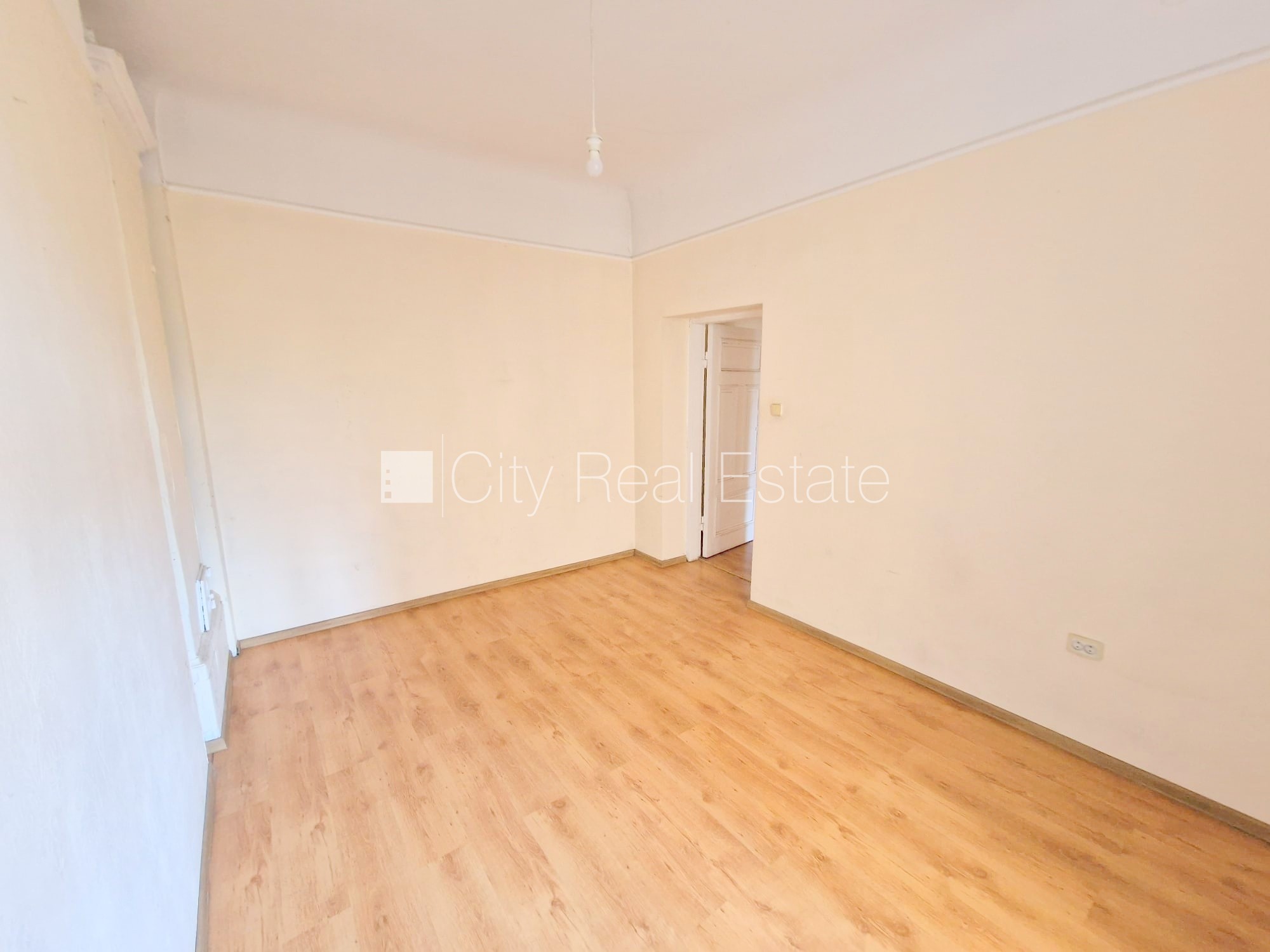 Sludinājumi. Fasādes māja, renovēta māja, vieta automašīnai, ieeja no ielas un pagalma, kāpņu telpa pēc Cena: 270 EUR/mēn Foto #9