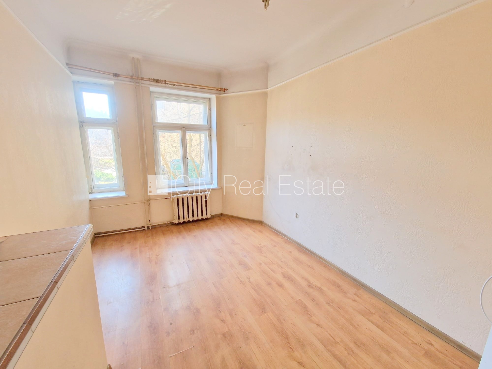 Sludinājumi. Fasādes māja, renovēta māja, vieta automašīnai, ieeja no ielas un pagalma, kāpņu telpa pēc Cena: 270 EUR/mēn Foto #2