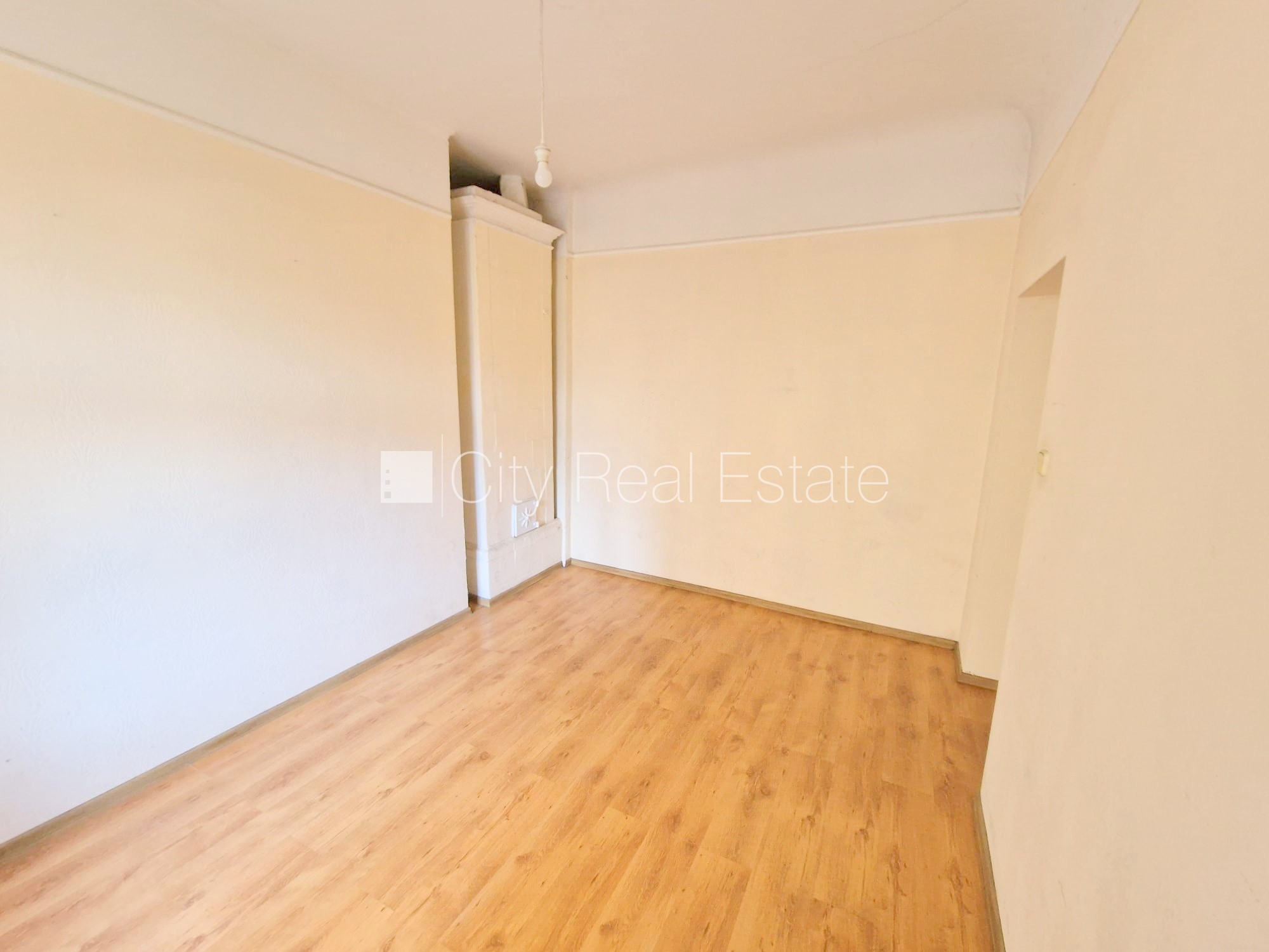 Sludinājumi. Fasādes māja, renovēta māja, vieta automašīnai, ieeja no ielas un pagalma, kāpņu telpa pēc Cena: 270 EUR/mēn Foto #8