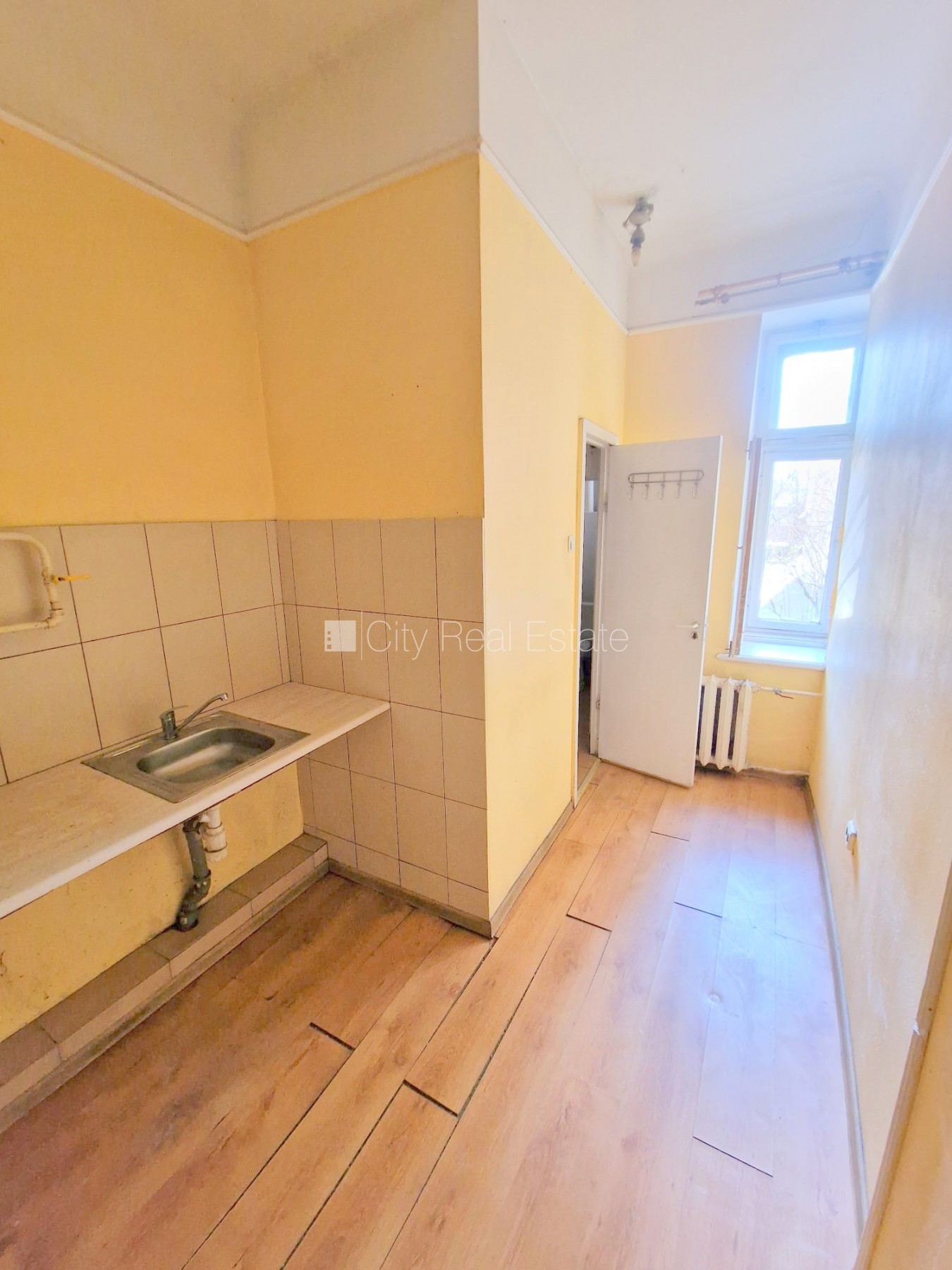 Sludinājumi. Fasādes māja, renovēta māja, vieta automašīnai, ieeja no ielas un pagalma, kāpņu telpa pēc Cena: 270 EUR/mēn Foto #14
