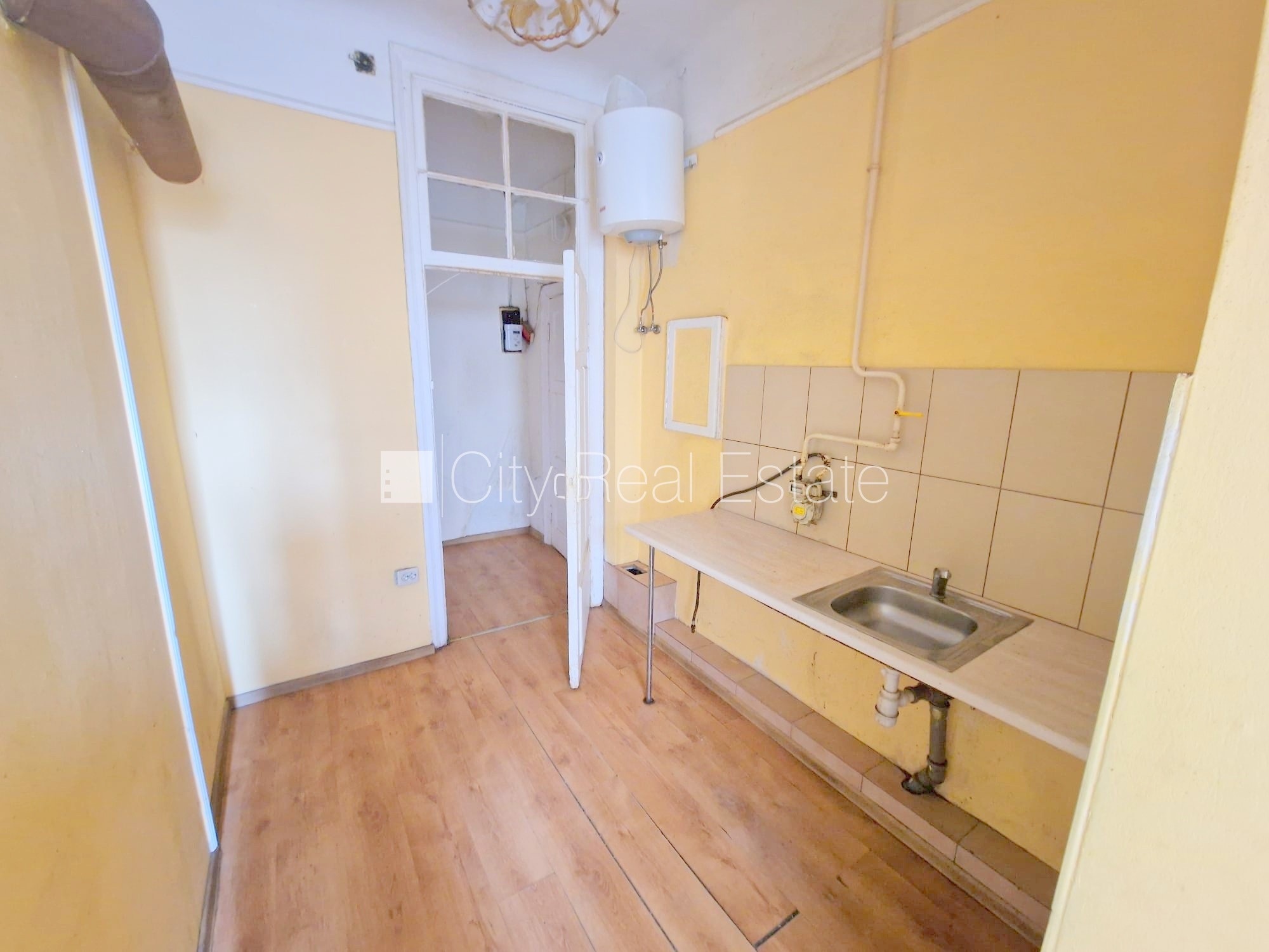 Sludinājumi. Fasādes māja, renovēta māja, vieta automašīnai, ieeja no ielas un pagalma, kāpņu telpa pēc Cena: 270 EUR/mēn Foto #17