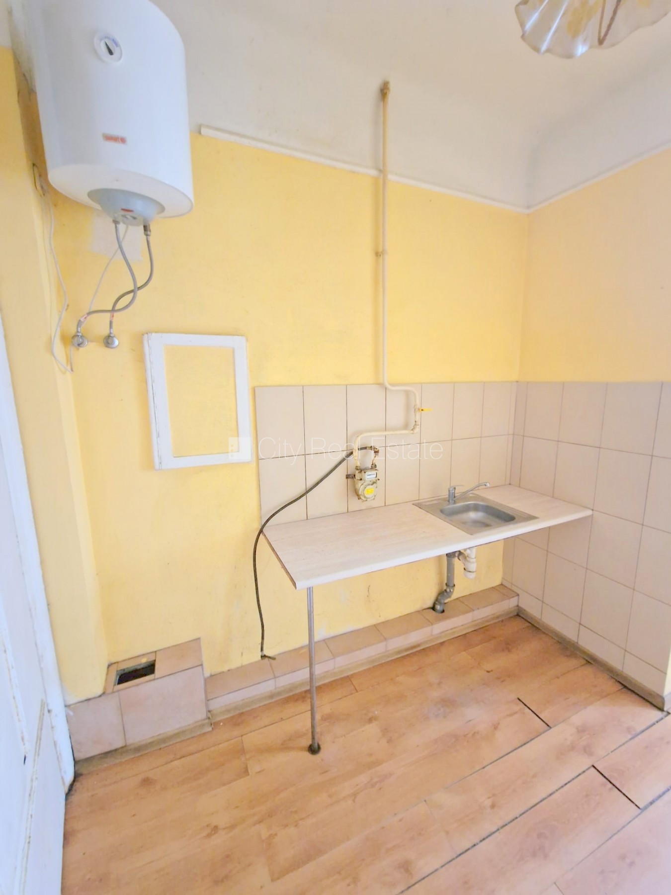 Sludinājumi. Fasādes māja, renovēta māja, vieta automašīnai, ieeja no ielas un pagalma, kāpņu telpa pēc Cena: 270 EUR/mēn Foto #13