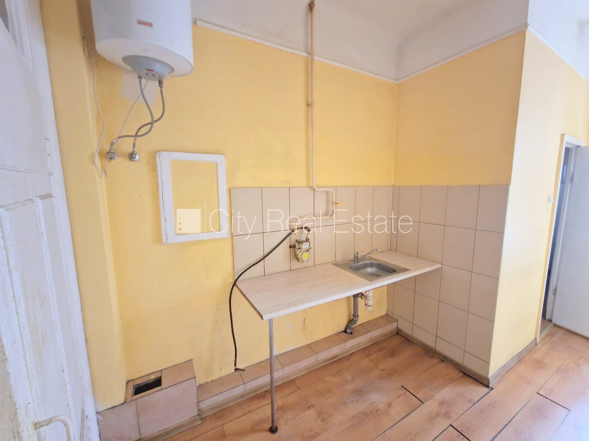 Sludinājumi. Fasādes māja, renovēta māja, vieta automašīnai, ieeja no ielas un pagalma, kāpņu telpa pēc Cena: 270 EUR/mēn Foto #12