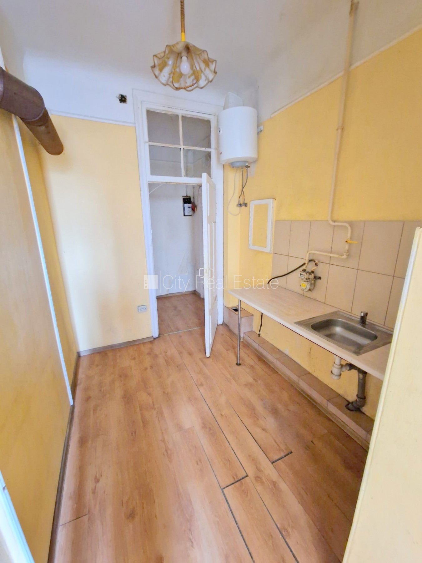 Sludinājumi. Fasādes māja, renovēta māja, vieta automašīnai, ieeja no ielas un pagalma, kāpņu telpa pēc Cena: 270 EUR/mēn Foto #16