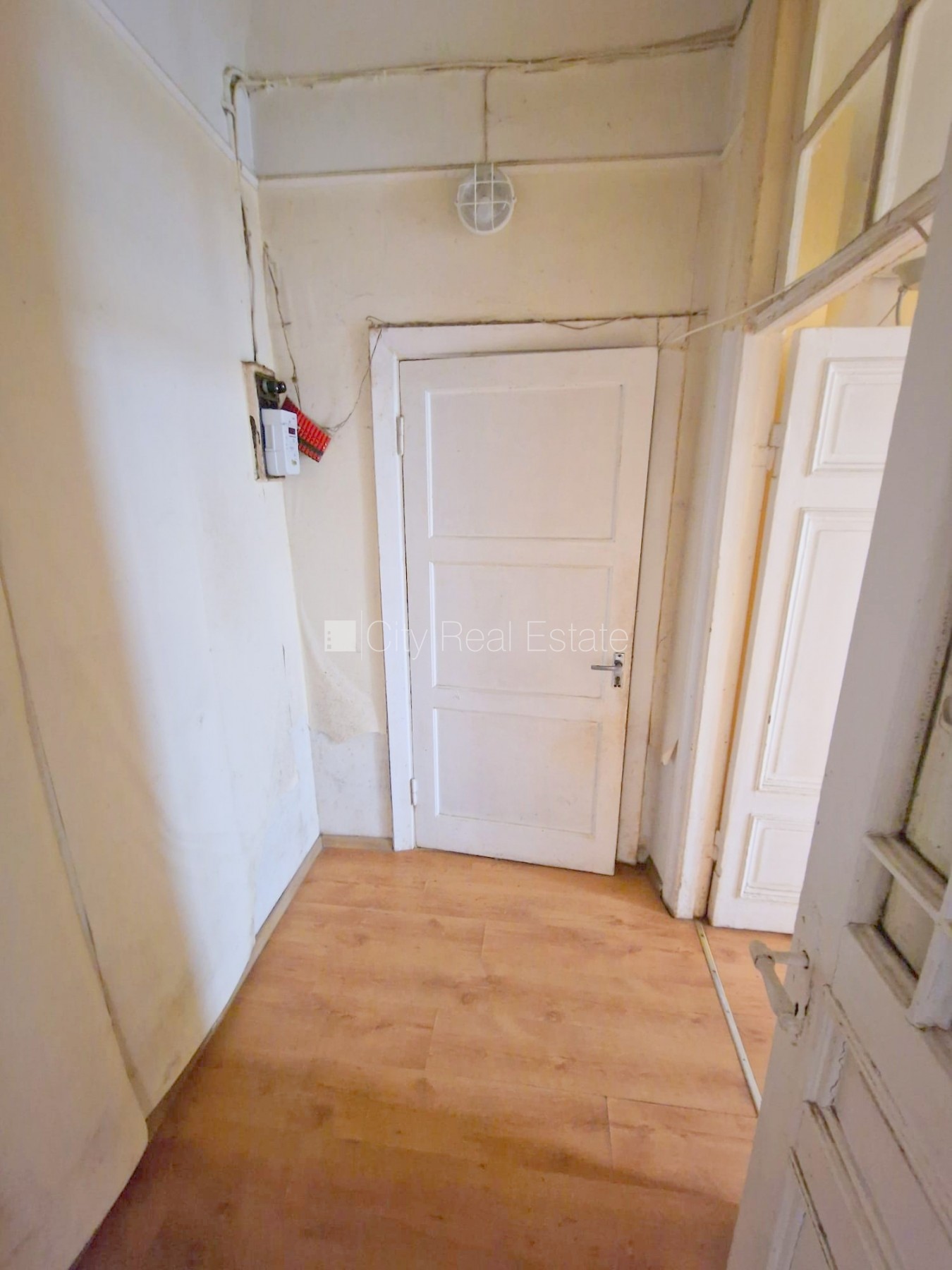 Sludinājumi. Fasādes māja, renovēta māja, vieta automašīnai, ieeja no ielas un pagalma, kāpņu telpa pēc Cena: 270 EUR/mēn Foto #20