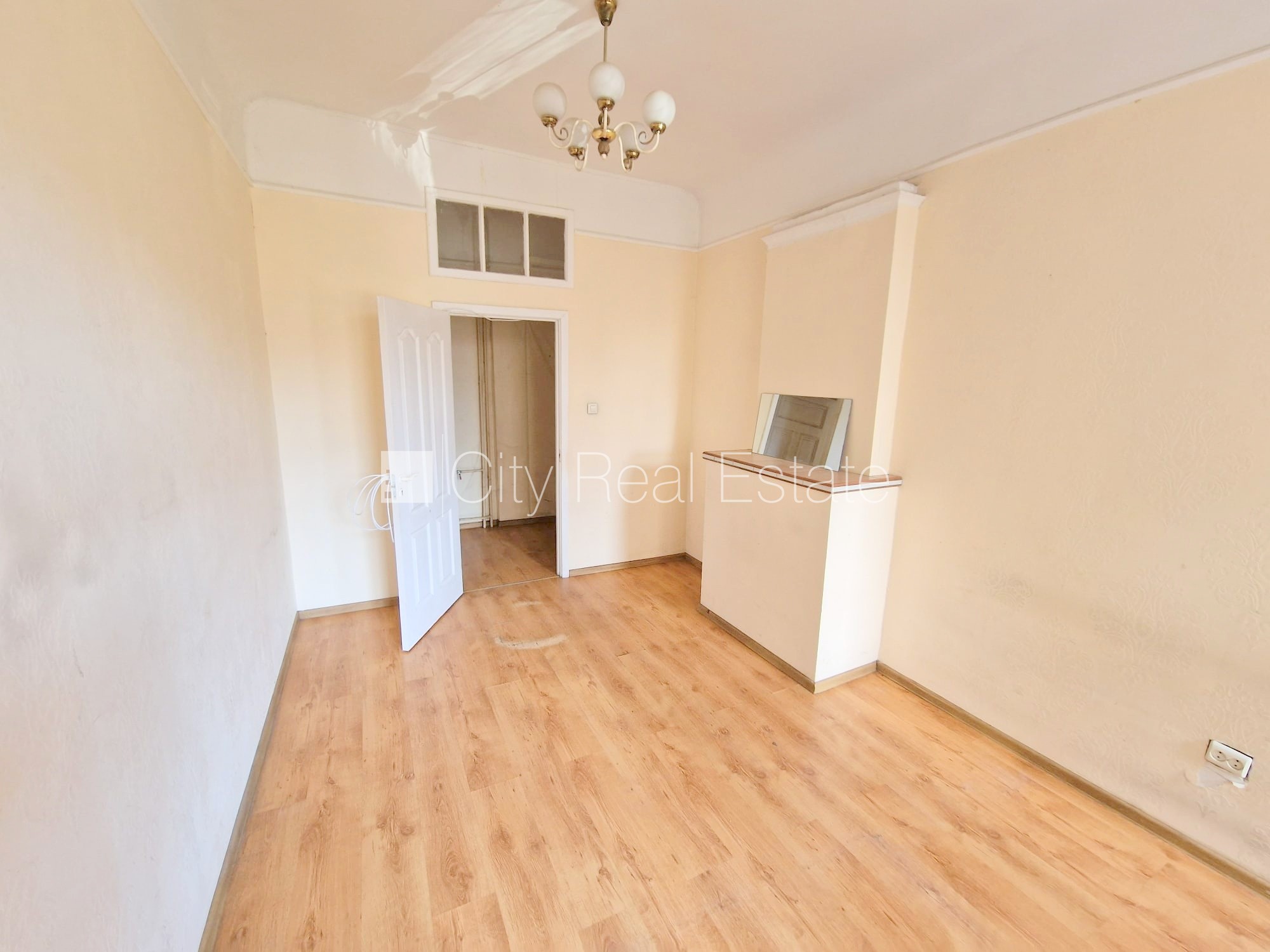 Sludinājumi. Fasādes māja, renovēta māja, vieta automašīnai, ieeja no ielas un pagalma, kāpņu telpa pēc Cena: 270 EUR/mēn Foto #4