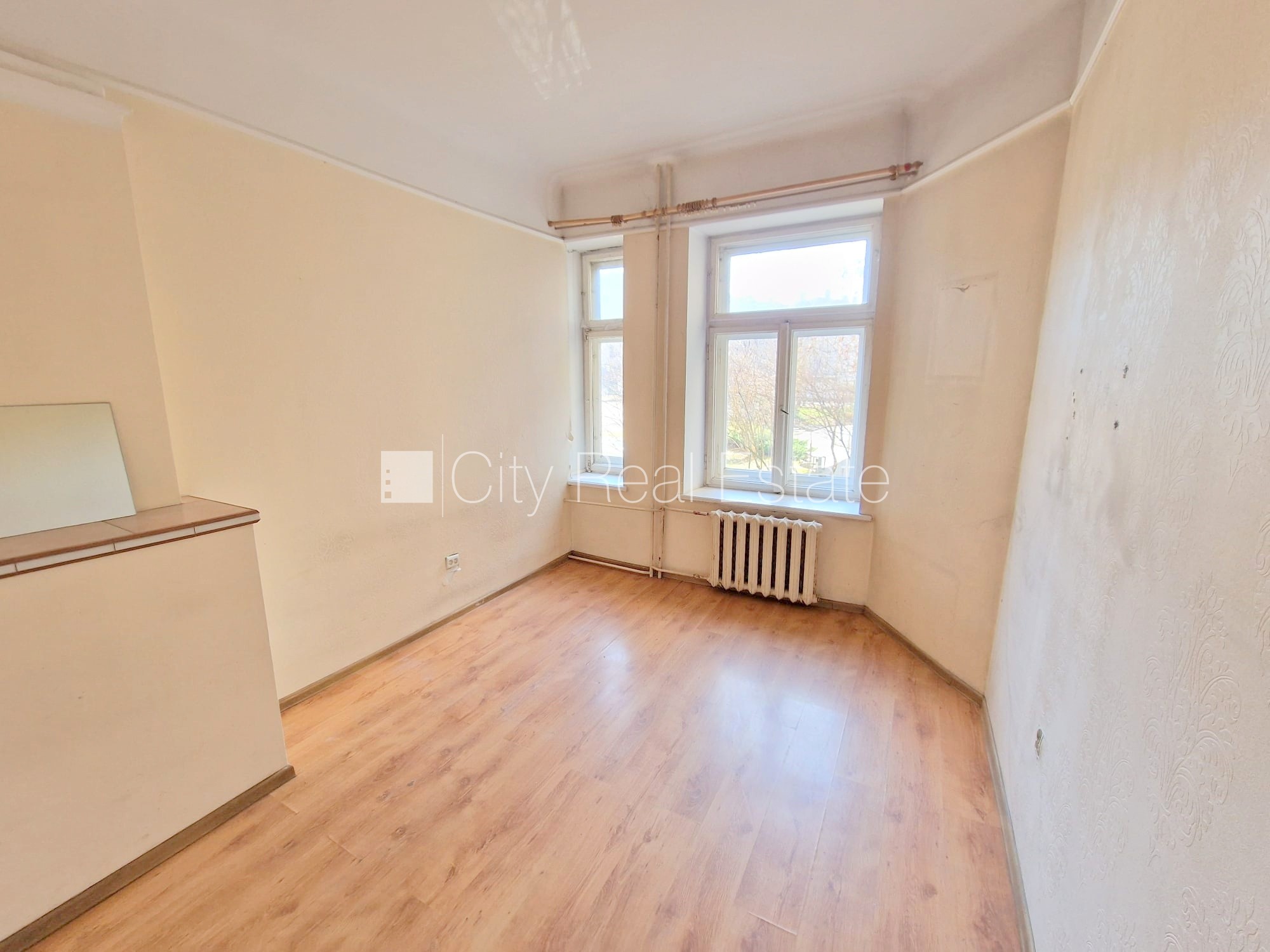 Sludinājumi. Fasādes māja, renovēta māja, vieta automašīnai, ieeja no ielas un pagalma, kāpņu telpa pēc Cena: 270 EUR/mēn Foto #1