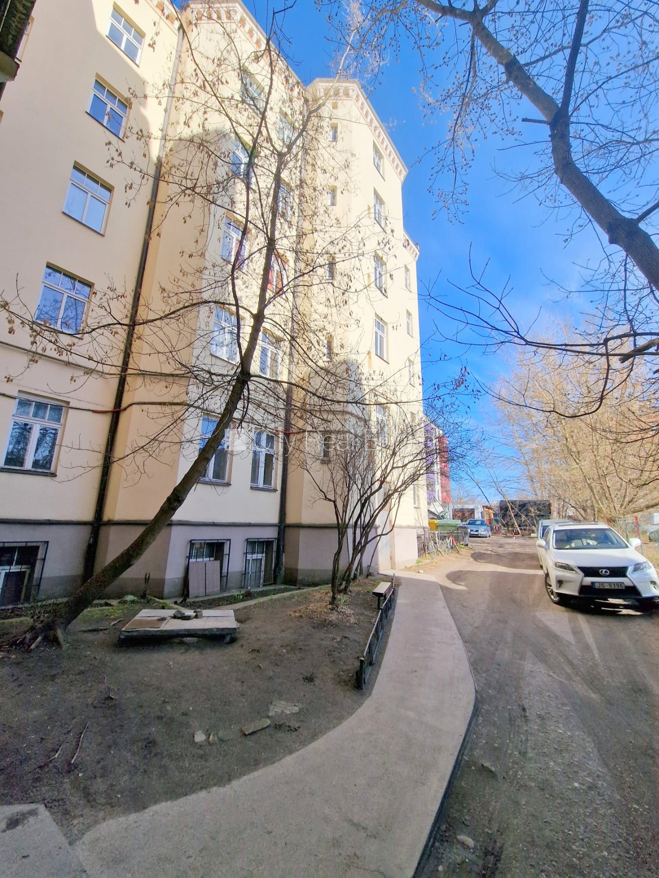 Sludinājumi. Fasādes māja, renovēta māja, vieta automašīnai, ieeja no ielas un pagalma, kāpņu telpa pēc Cena: 270 EUR/mēn Foto #24