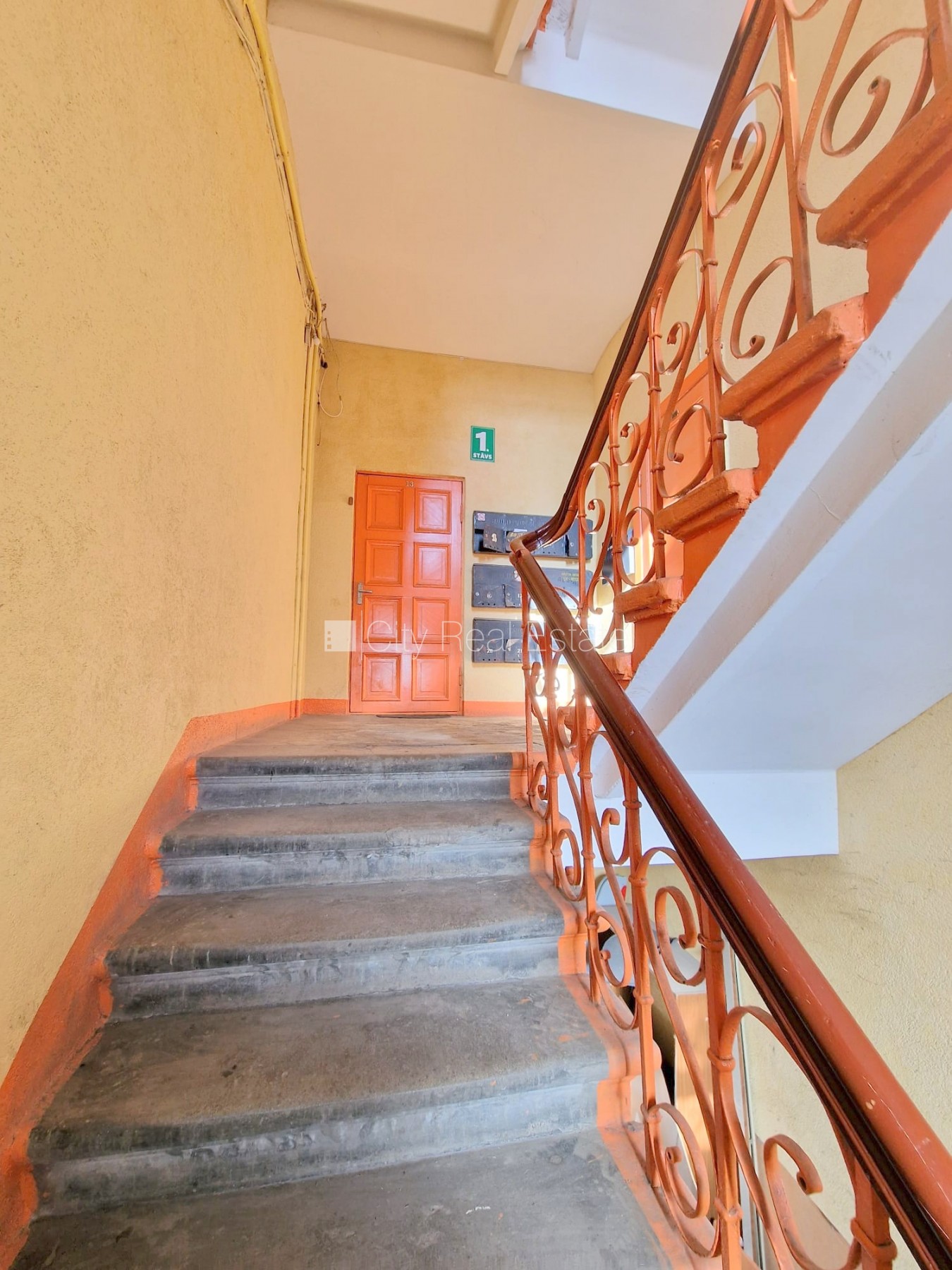 Sludinājumi. Fasādes māja, renovēta māja, vieta automašīnai, ieeja no ielas un pagalma, kāpņu telpa pēc Cena: 270 EUR/mēn Foto #23