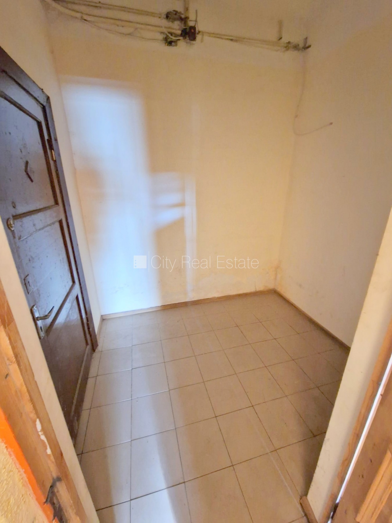 Sludinājumi. Fasādes māja, renovēta māja, vieta automašīnai, ieeja no ielas un pagalma, kāpņu telpa pēc Cena: 270 EUR/mēn Foto #21