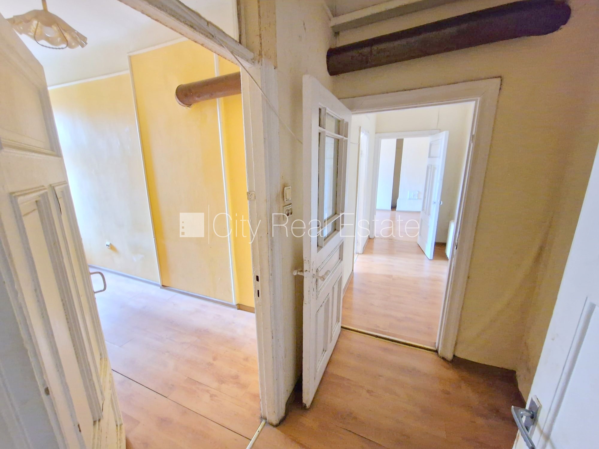 Sludinājumi. Fasādes māja, renovēta māja, vieta automašīnai, ieeja no ielas un pagalma, kāpņu telpa pēc Cena: 270 EUR/mēn Foto #11