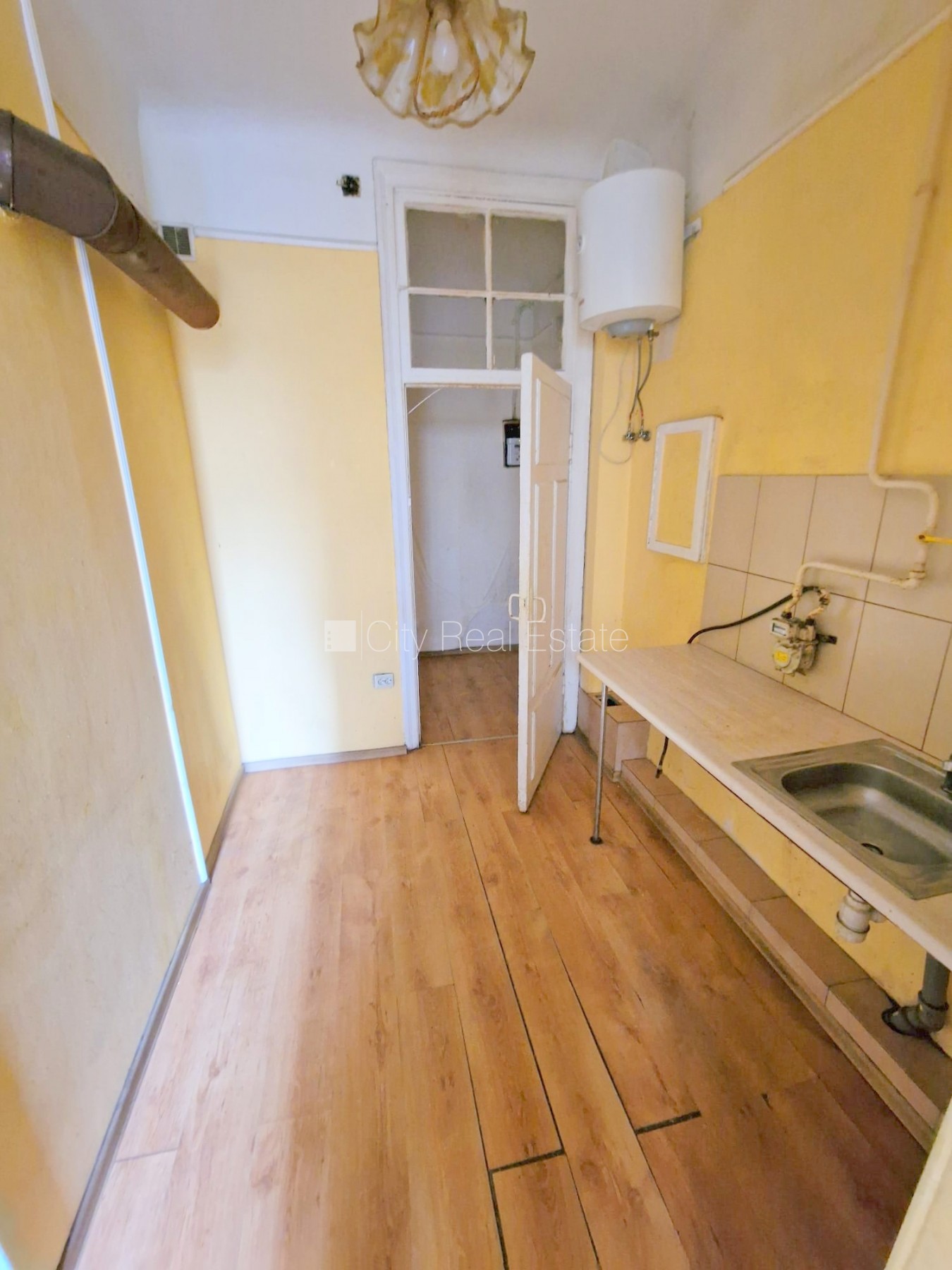 Sludinājumi. Fasādes māja, renovēta māja, vieta automašīnai, ieeja no ielas un pagalma, kāpņu telpa pēc Cena: 270 EUR/mēn Foto #15