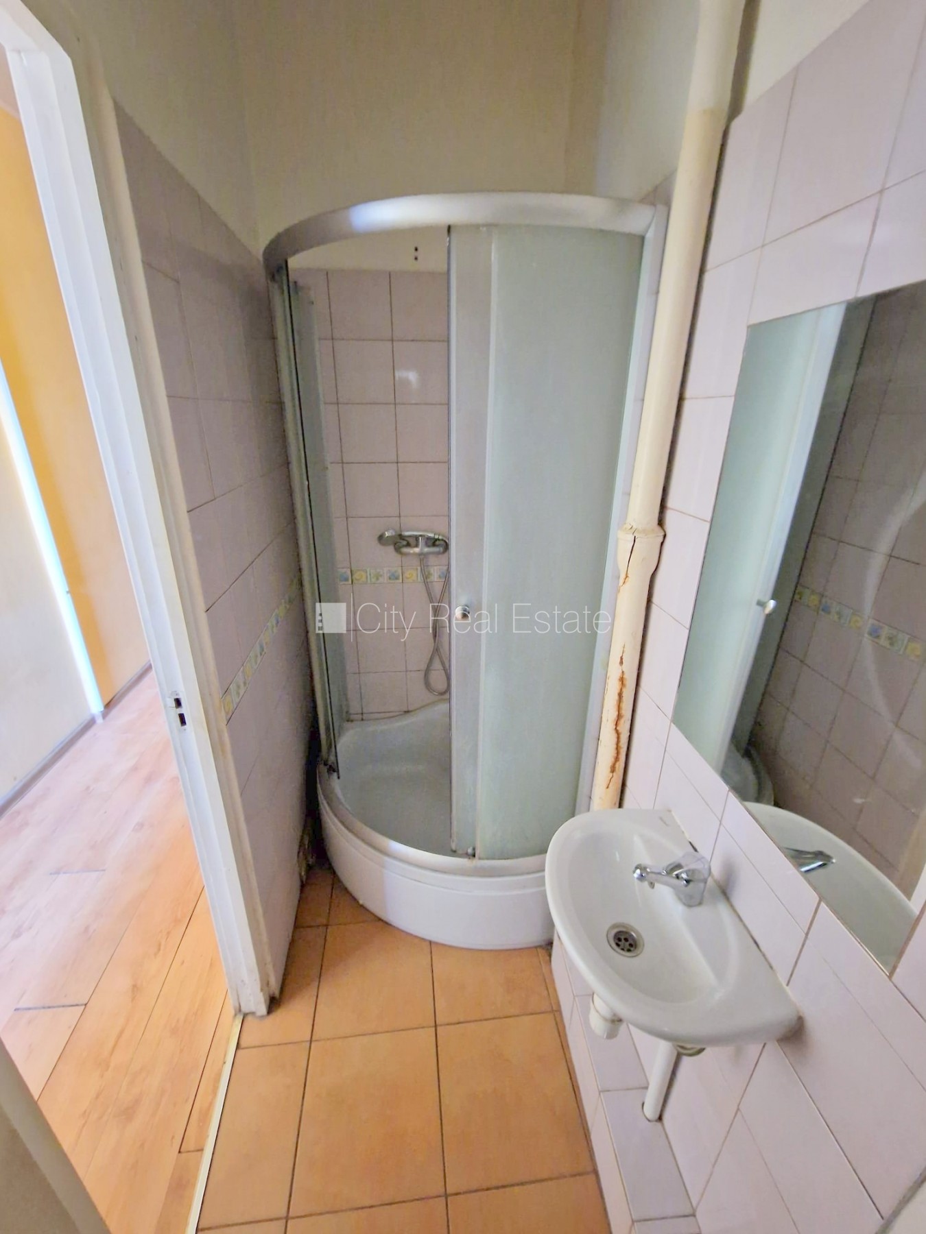 Sludinājumi. Fasādes māja, renovēta māja, vieta automašīnai, ieeja no ielas un pagalma, kāpņu telpa pēc Cena: 270 EUR/mēn Foto #19