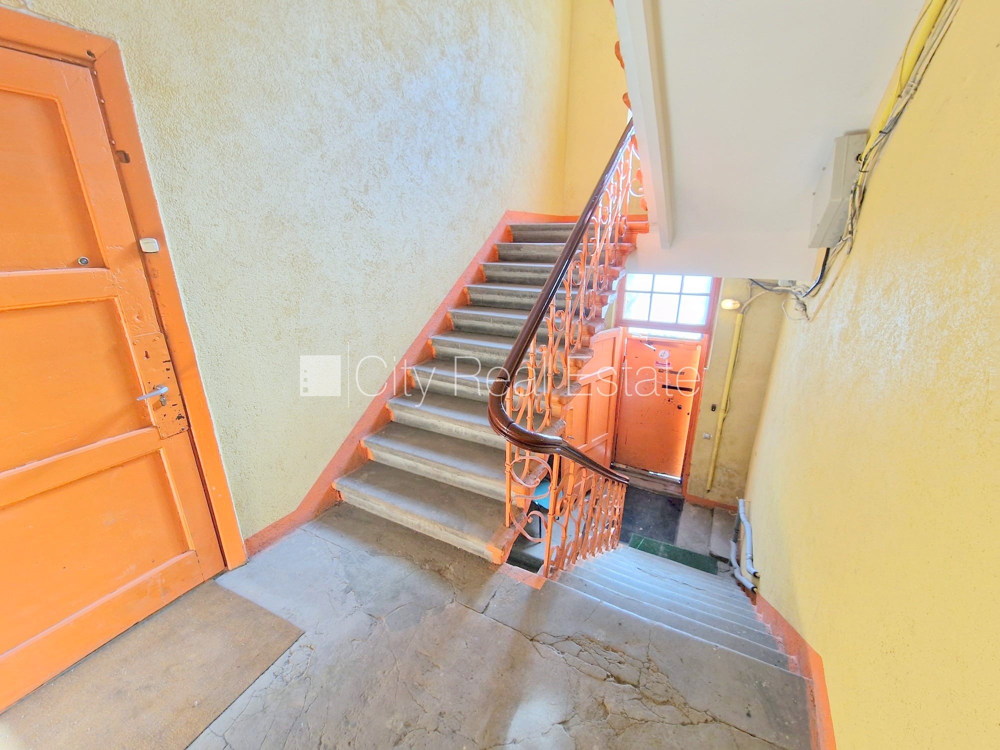 Sludinājumi. Fasādes māja, renovēta māja, vieta automašīnai, ieeja no ielas un pagalma, kāpņu telpa pēc Cena: 270 EUR/mēn Foto #22