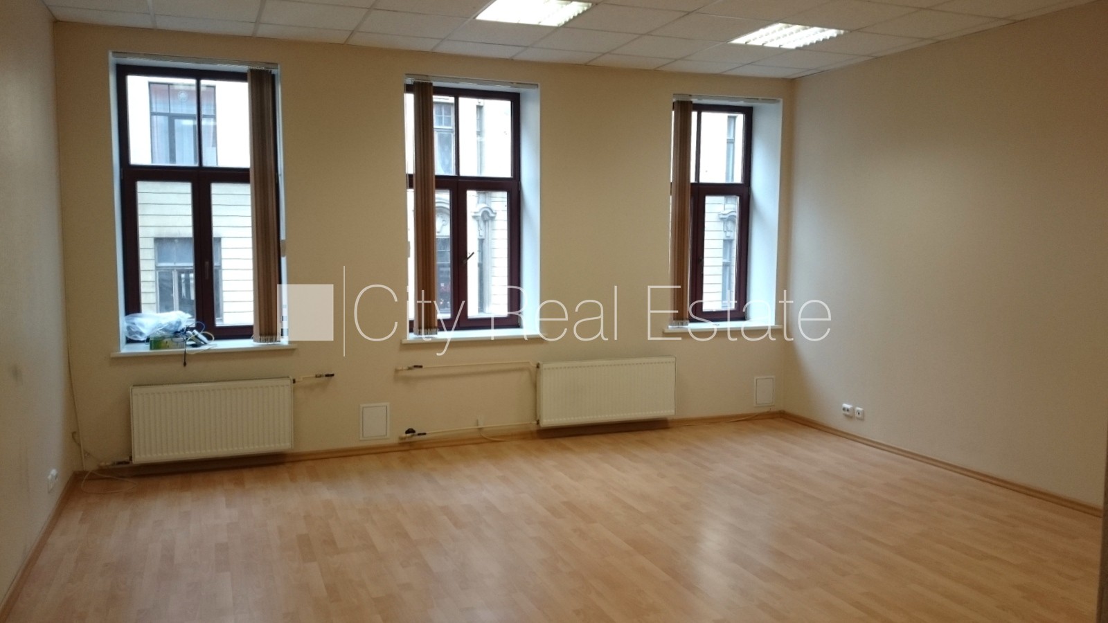 Объявление. Фасадный дом, реновированный дом, вход с улицы, лестничная клетка после косметического ремонта, Цена: 293 EUR/мес. Foto #1