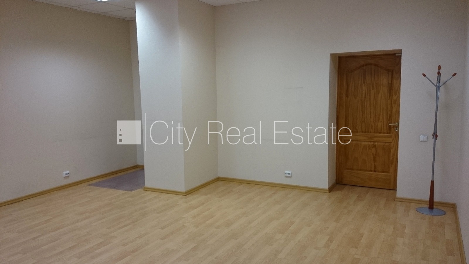 Объявление. Фасадный дом, реновированный дом, вход с улицы, лестничная клетка после косметического ремонта, Цена: 293 EUR/мес. Foto #3