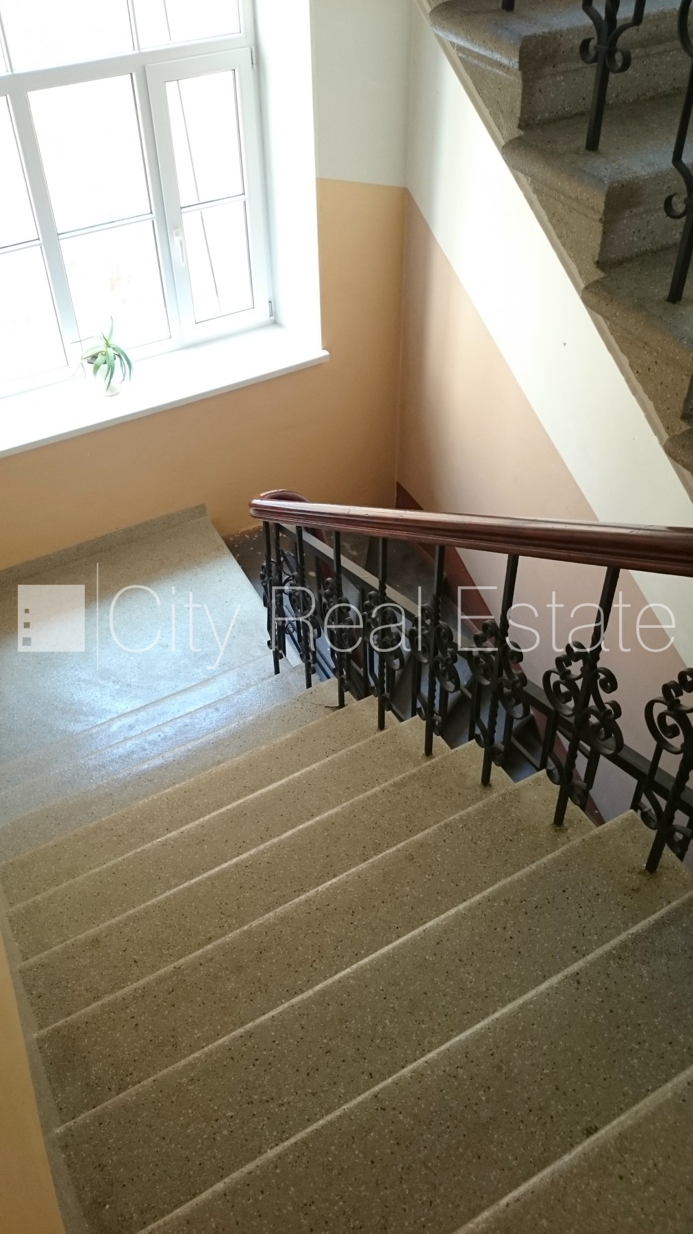 Объявление. Фасадный дом, реновированный дом, вход с улицы, лестничная клетка после косметического ремонта, Цена: 293 EUR/мес. Foto #6