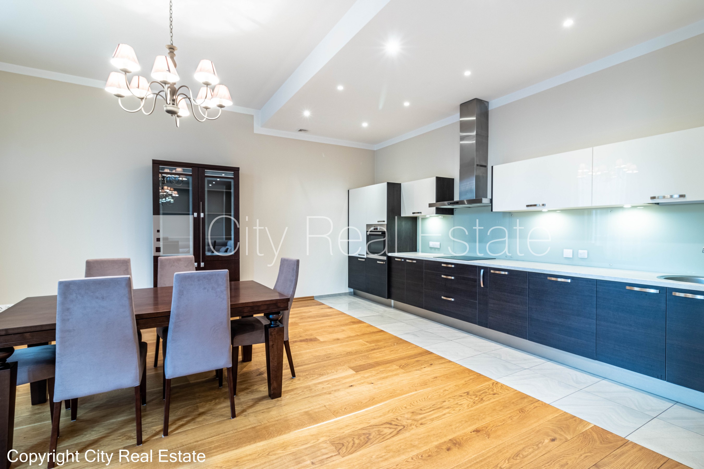 Sludinājumi. Zeme īpašumā, jaunceltne, labiekārtota apzaļumota teritorija, bruģēts piebraucamais ceļš, iežogota Cena: 700000 EUR Foto #4