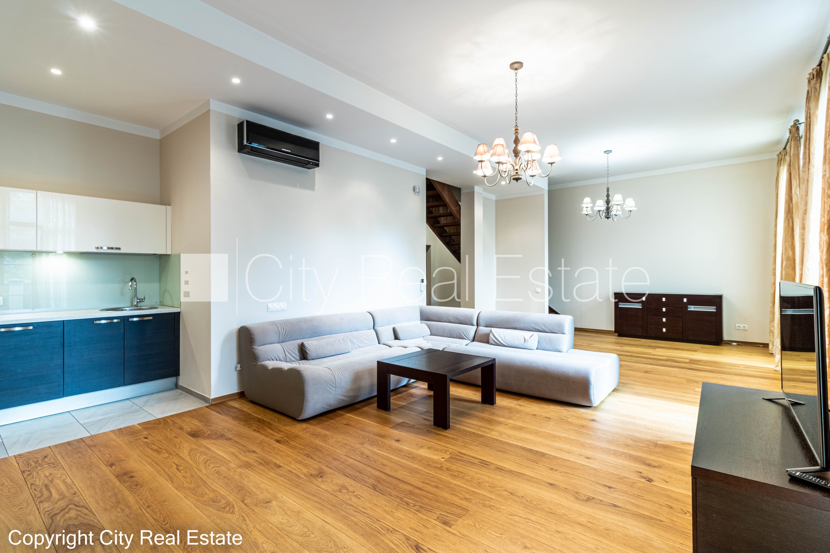 Sludinājumi. Zeme īpašumā, jaunceltne, labiekārtota apzaļumota teritorija, bruģēts piebraucamais ceļš, iežogota Cena: 700000 EUR Foto #2