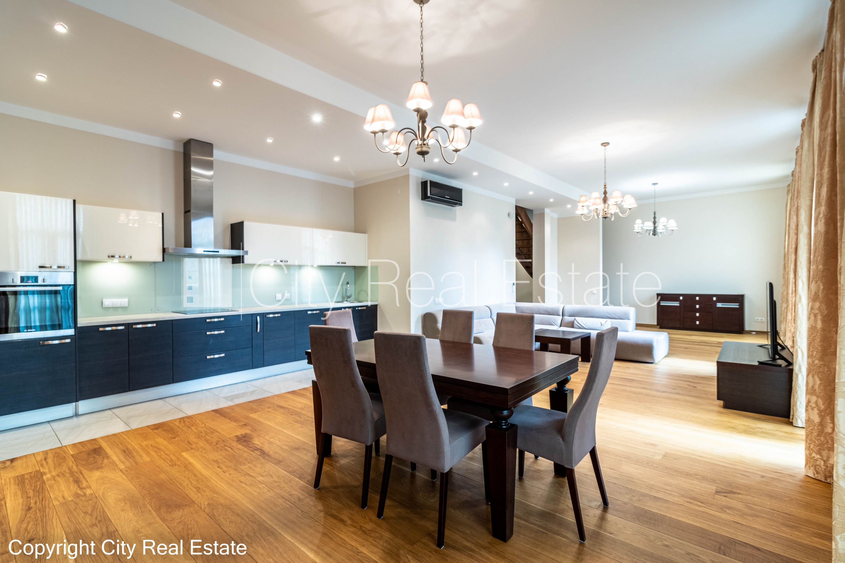 Sludinājumi. Zeme īpašumā, jaunceltne, labiekārtota apzaļumota teritorija, bruģēts piebraucamais ceļš, iežogota Cena: 700000 EUR Foto #1