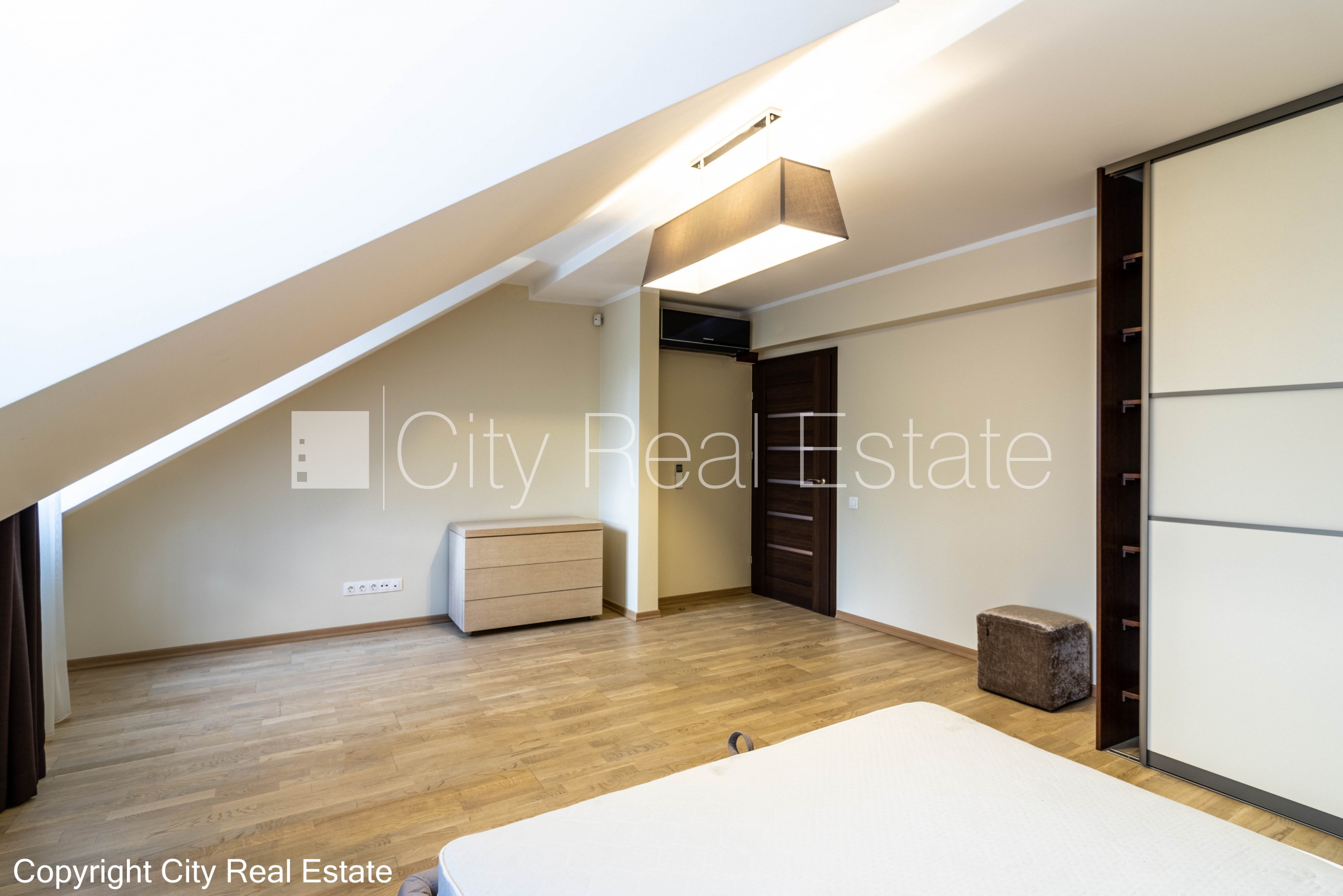 Sludinājumi. Zeme īpašumā, jaunceltne, labiekārtota apzaļumota teritorija, bruģēts piebraucamais ceļš, iežogota Cena: 700000 EUR Foto #11