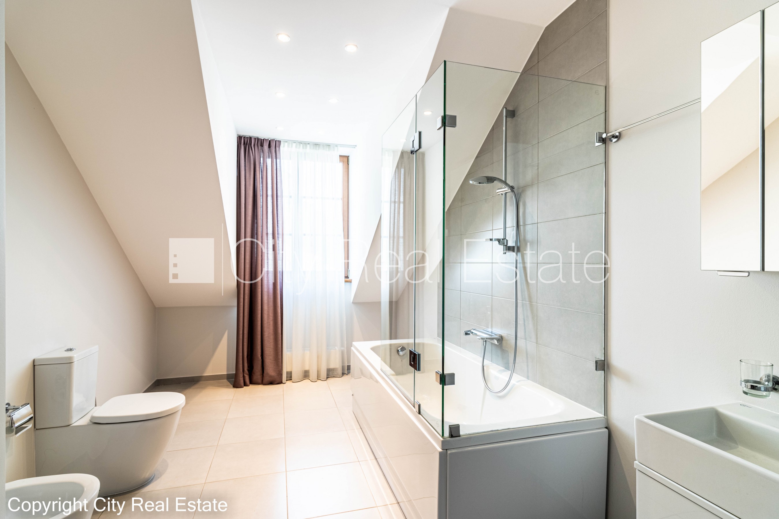 Sludinājumi. Zeme īpašumā, jaunceltne, labiekārtota apzaļumota teritorija, bruģēts piebraucamais ceļš, iežogota Cena: 700000 EUR Foto #19