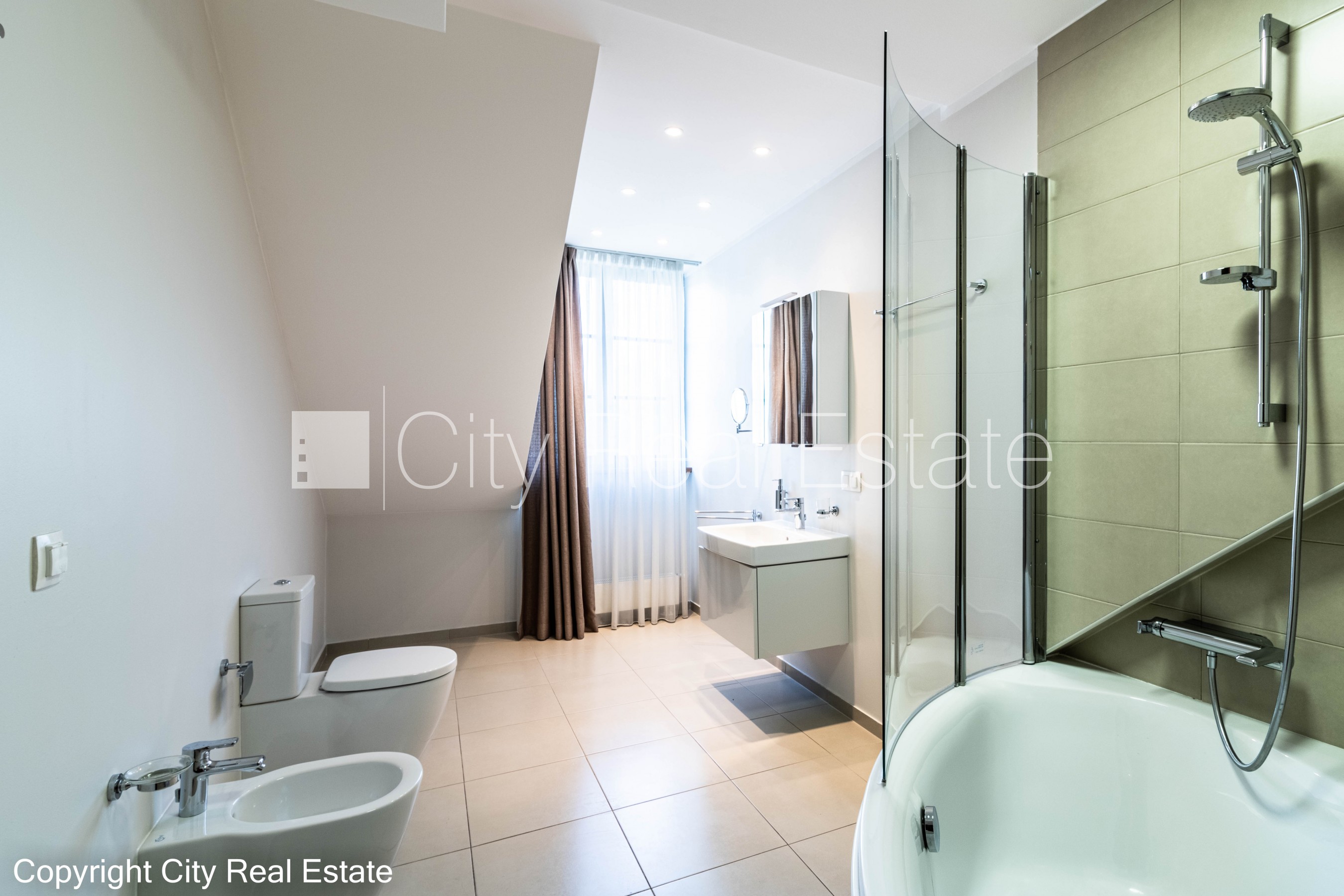 Sludinājumi. Zeme īpašumā, jaunceltne, labiekārtota apzaļumota teritorija, bruģēts piebraucamais ceļš, iežogota Cena: 700000 EUR Foto #21