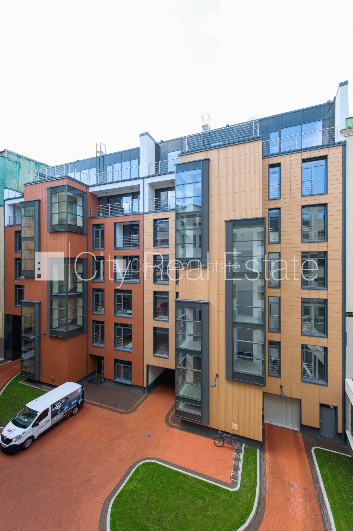 Sludinājumi. Jaunceltne, fasādes māja, labiekārtota apzaļumota teritorija, bruģēts piebraucamais ceļš, iespēja Cena: 1300 EUR/mēn Foto #23