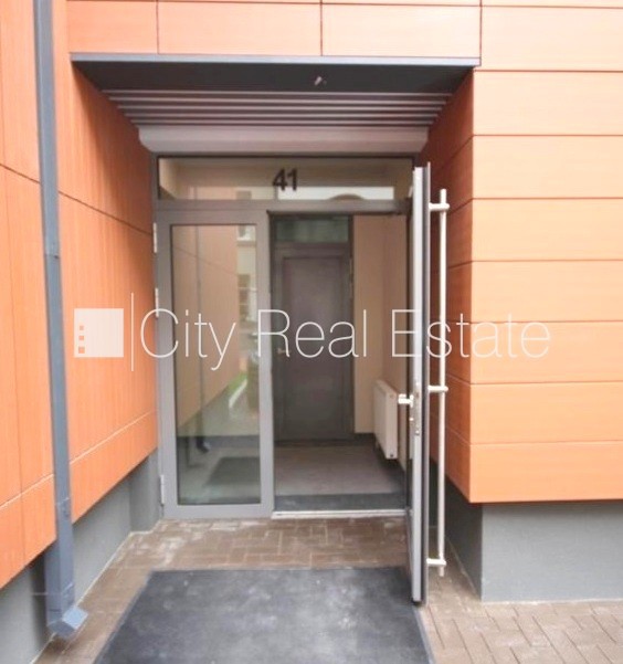 Sludinājumi. Jaunceltne, fasādes māja, labiekārtota apzaļumota teritorija, bruģēts piebraucamais ceļš, iespēja Cena: 1300 EUR/mēn Foto #17