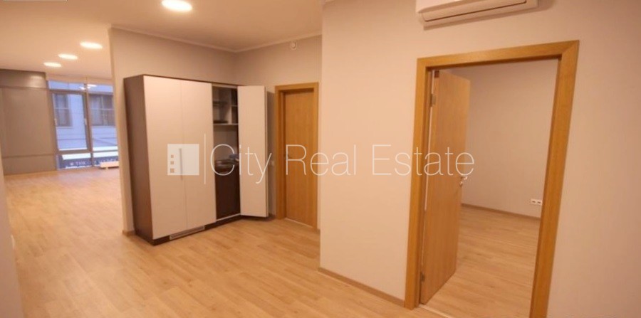 Sludinājumi. Jaunceltne, fasādes māja, labiekārtota apzaļumota teritorija, bruģēts piebraucamais ceļš, iespēja Cena: 1300 EUR/mēn Foto #6