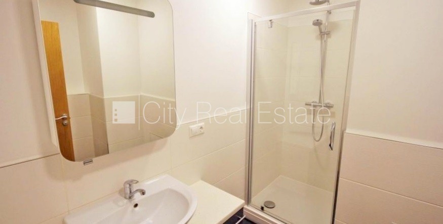 Sludinājumi. Jaunceltne, fasādes māja, labiekārtota apzaļumota teritorija, bruģēts piebraucamais ceļš, iespēja Cena: 1300 EUR/mēn Foto #13