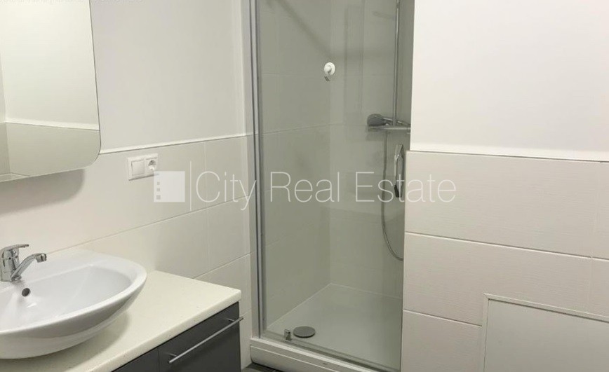 Sludinājumi. Jaunceltne, fasādes māja, labiekārtota apzaļumota teritorija, bruģēts piebraucamais ceļš, iespēja Cena: 1300 EUR/mēn Foto #14