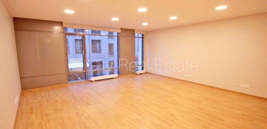 Sludinājumi. Jaunceltne, fasādes māja, labiekārtota apzaļumota teritorija, bruģēts piebraucamais ceļš, iespēja Cena: 1300 EUR/mēn Foto #2