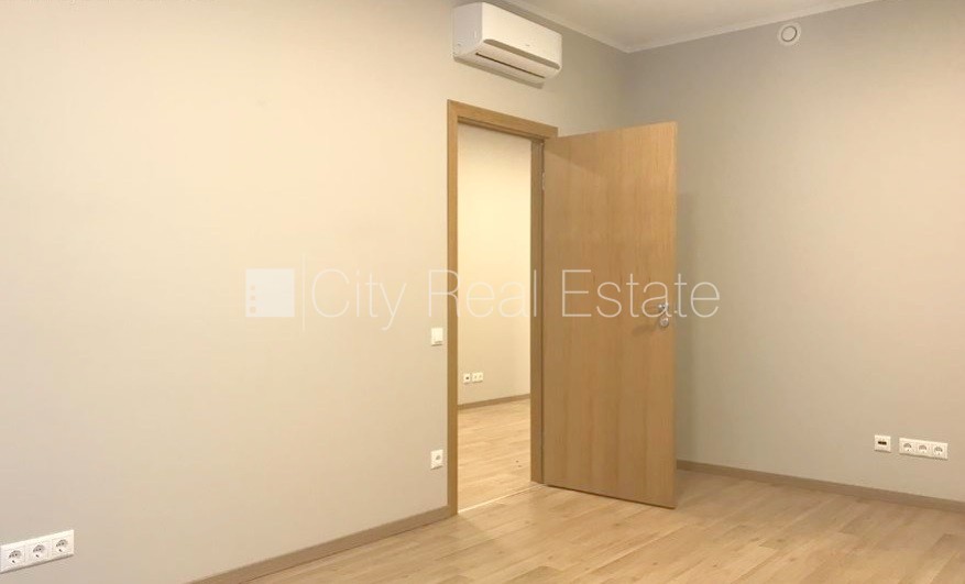 Sludinājumi. Jaunceltne, fasādes māja, labiekārtota apzaļumota teritorija, bruģēts piebraucamais ceļš, iespēja Cena: 1300 EUR/mēn Foto #9