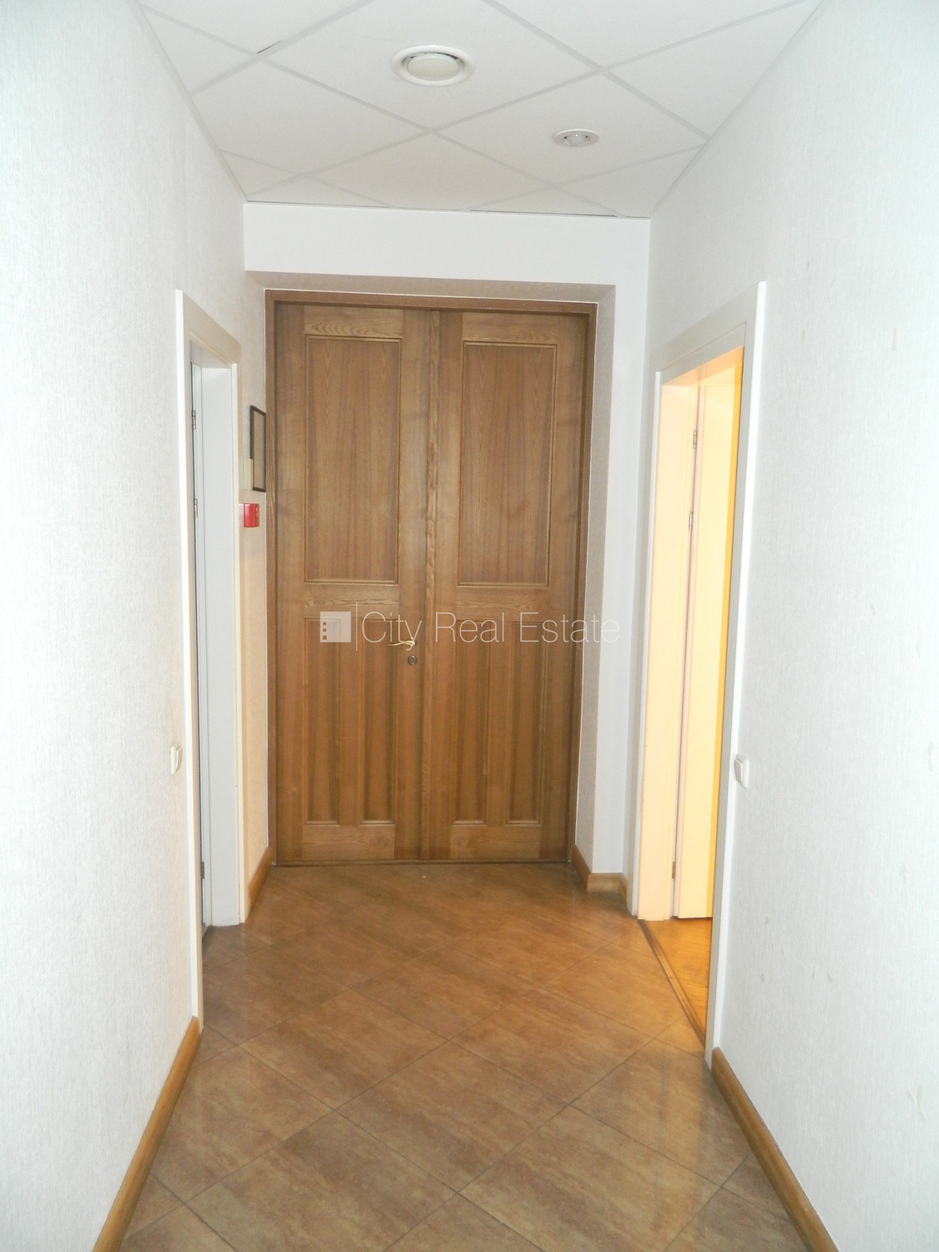 Sludinājumi. Fasādes māja, ieeja no ielas, kāpņu telpa pēc kosmētiskā remonta, logi vērsti mājas abās pusēs, Cena: 1300 EUR/mēn Foto #13