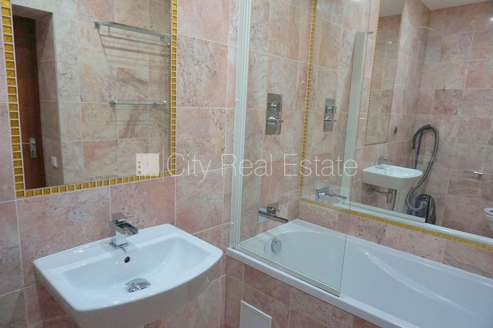 Sludinājumi. Fasādes māja, ieeja no ielas, ir lifts, kāpņu telpa pēc kapitālā remonta, logi vērsti uz ielas Cena: 350 EUR/mēn Foto #10