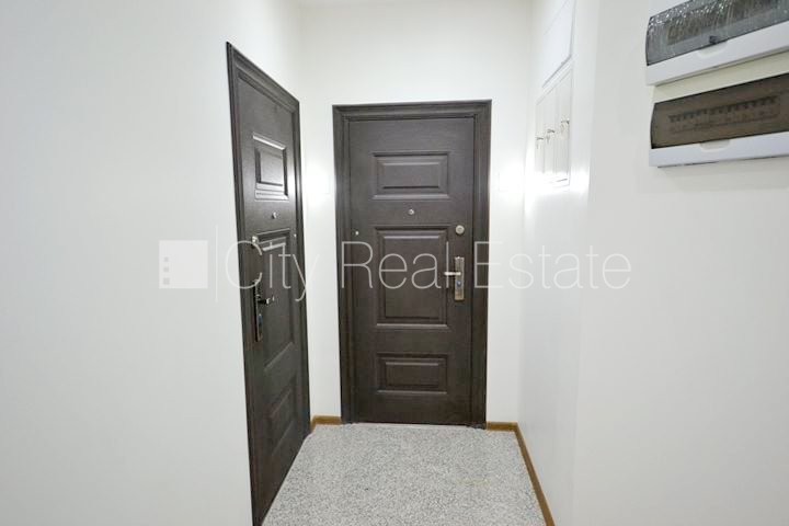 Sludinājumi. Fasādes māja, ieeja no ielas, ir lifts, kāpņu telpa pēc kapitālā remonta, logi vērsti uz ielas Cena: 350 EUR/mēn Foto #13