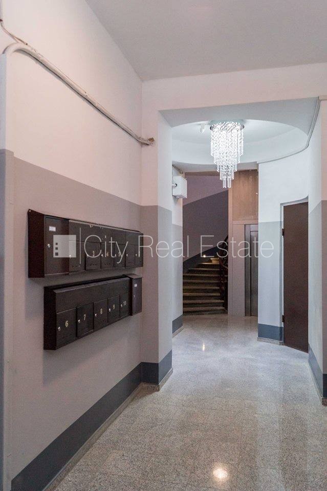 Sludinājumi. Fasādes māja, ieeja no ielas, ir lifts, kāpņu telpa pēc kapitālā remonta, logi vērsti uz ielas Cena: 350 EUR/mēn Foto #16